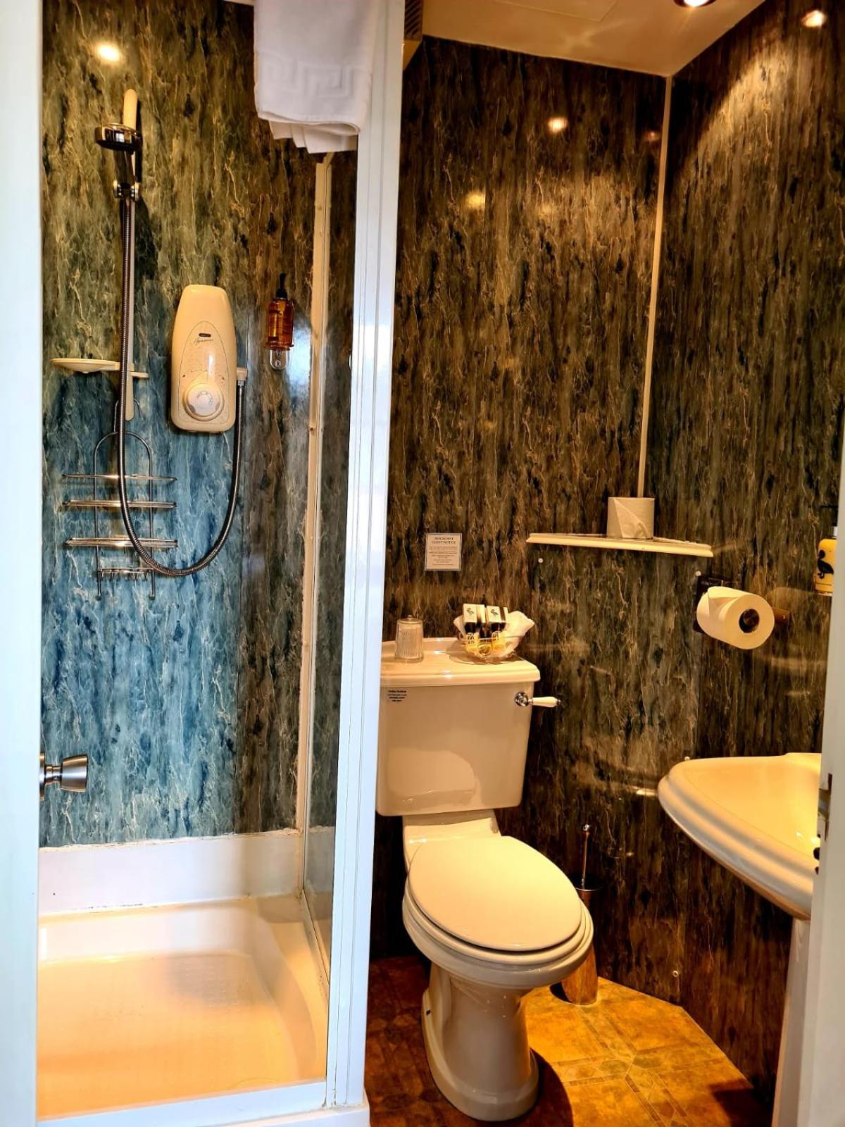 Standard Double Room - Photo 10