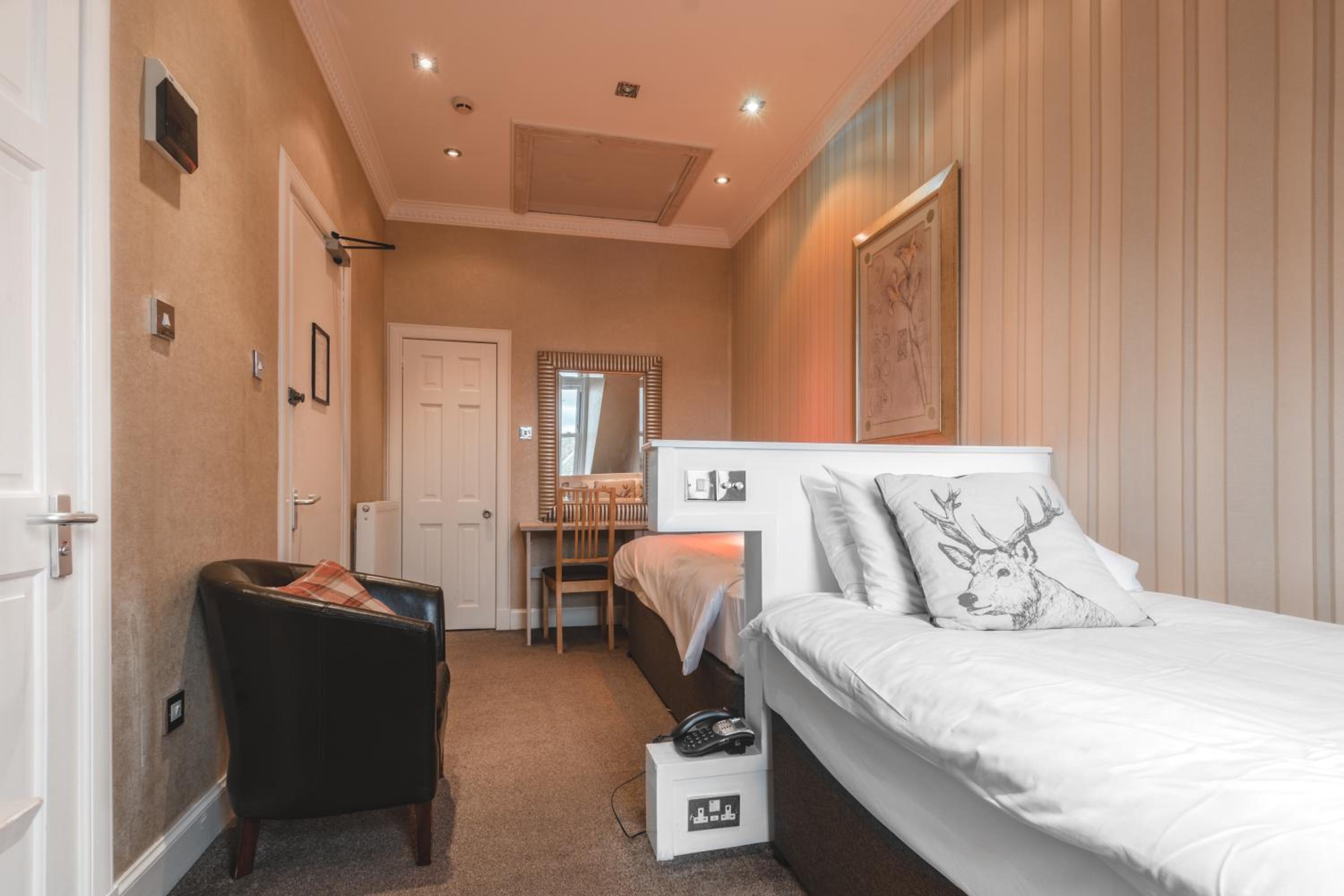 Standard Twin Room - Photo 9