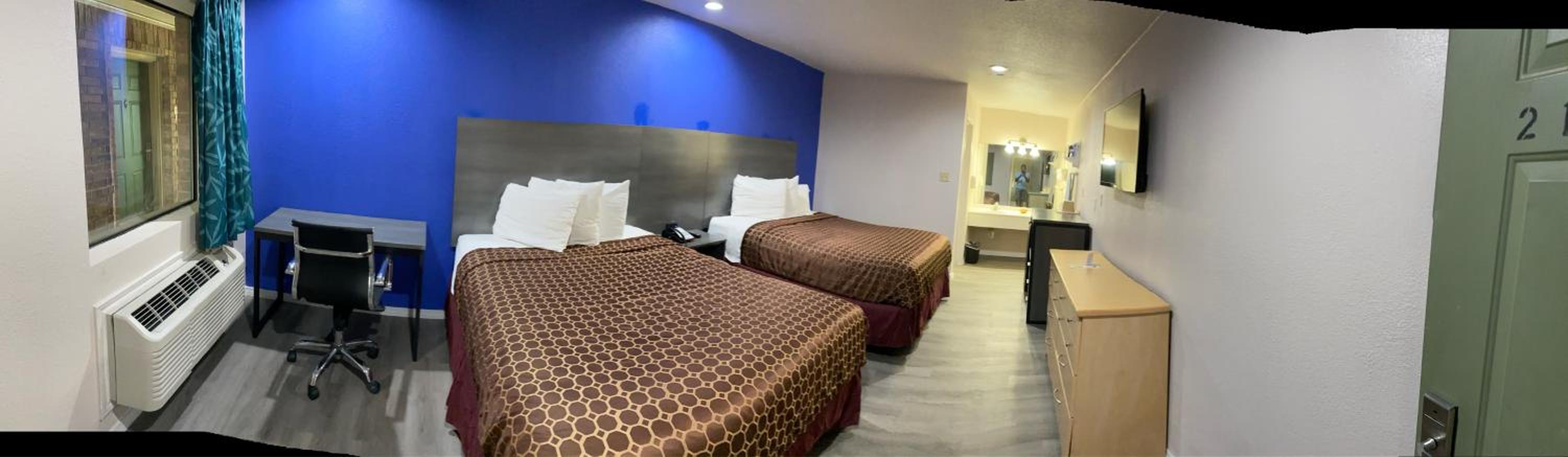 Queen Room with Two Queen Beds photo 1