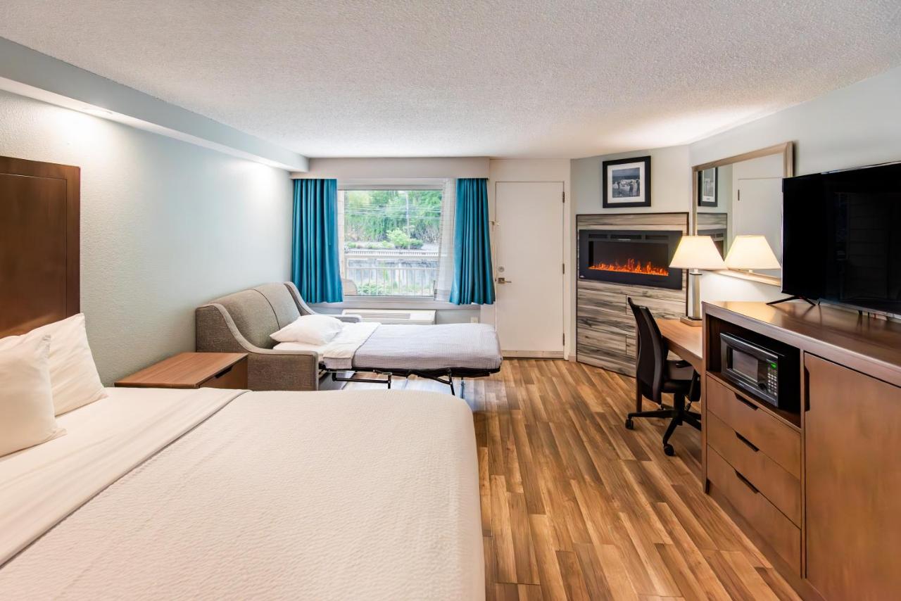 King deluxe fireplace river balcony suite