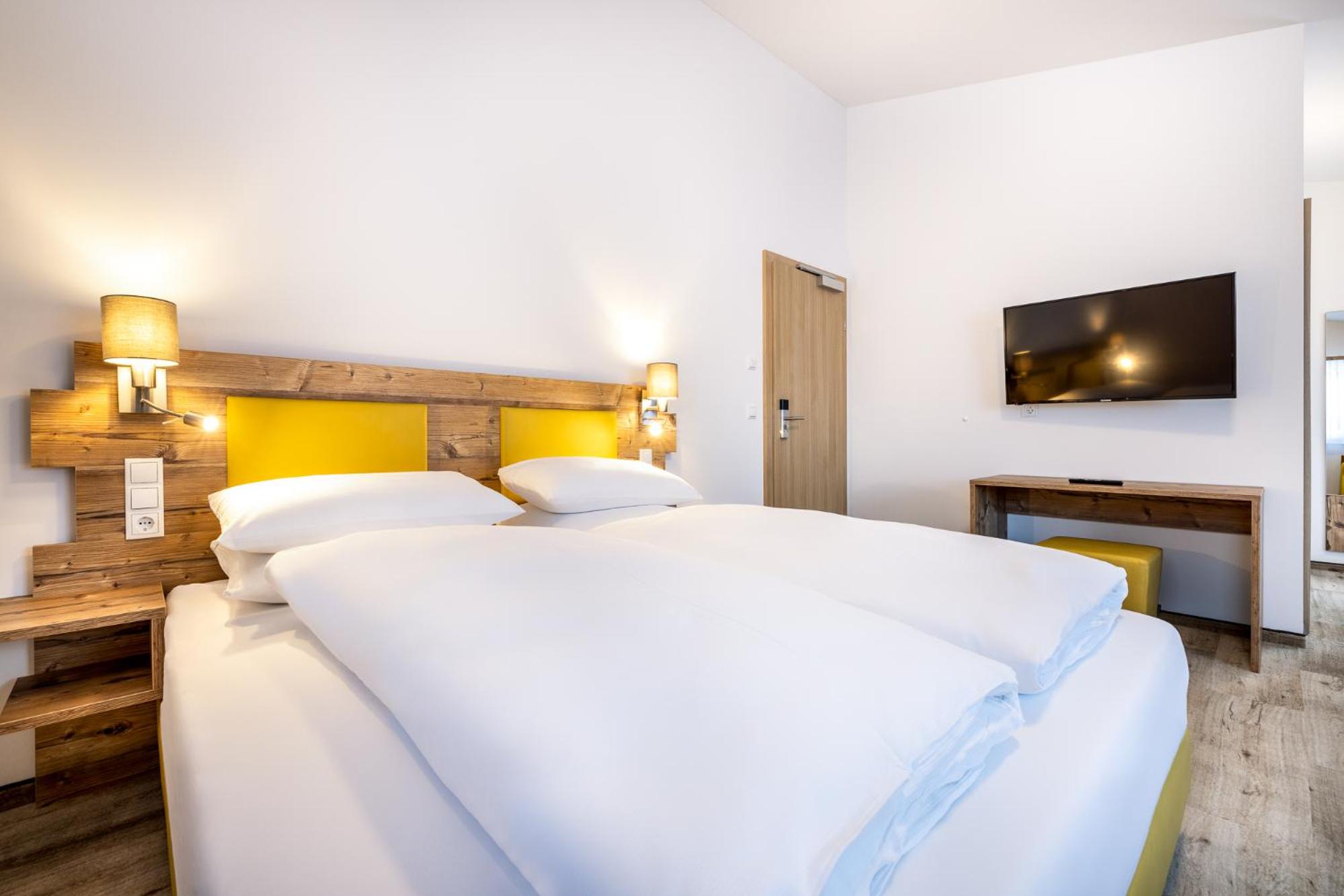 Double Room with Balcony - Photo 5