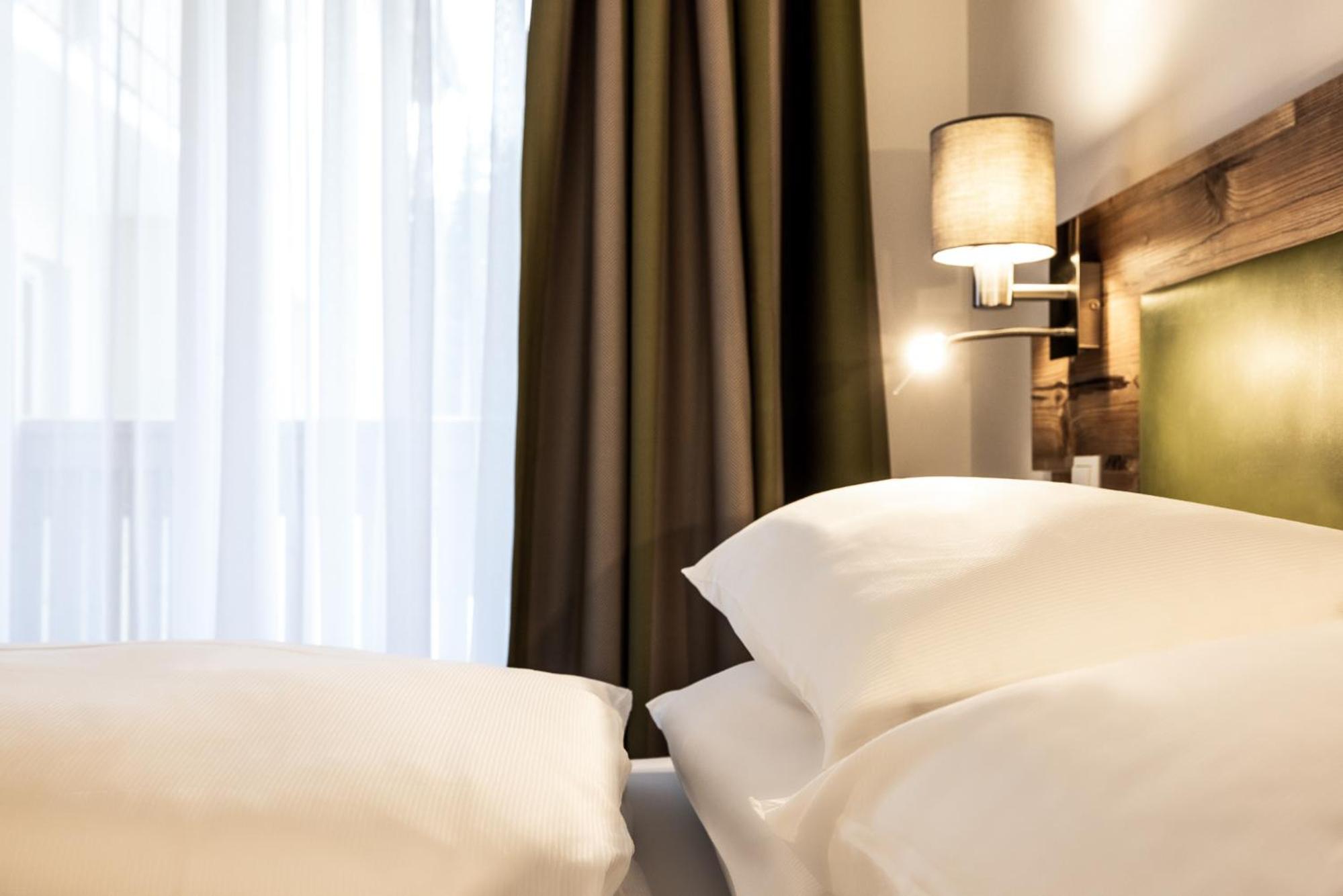 Double Room with Balcony - Photo 4