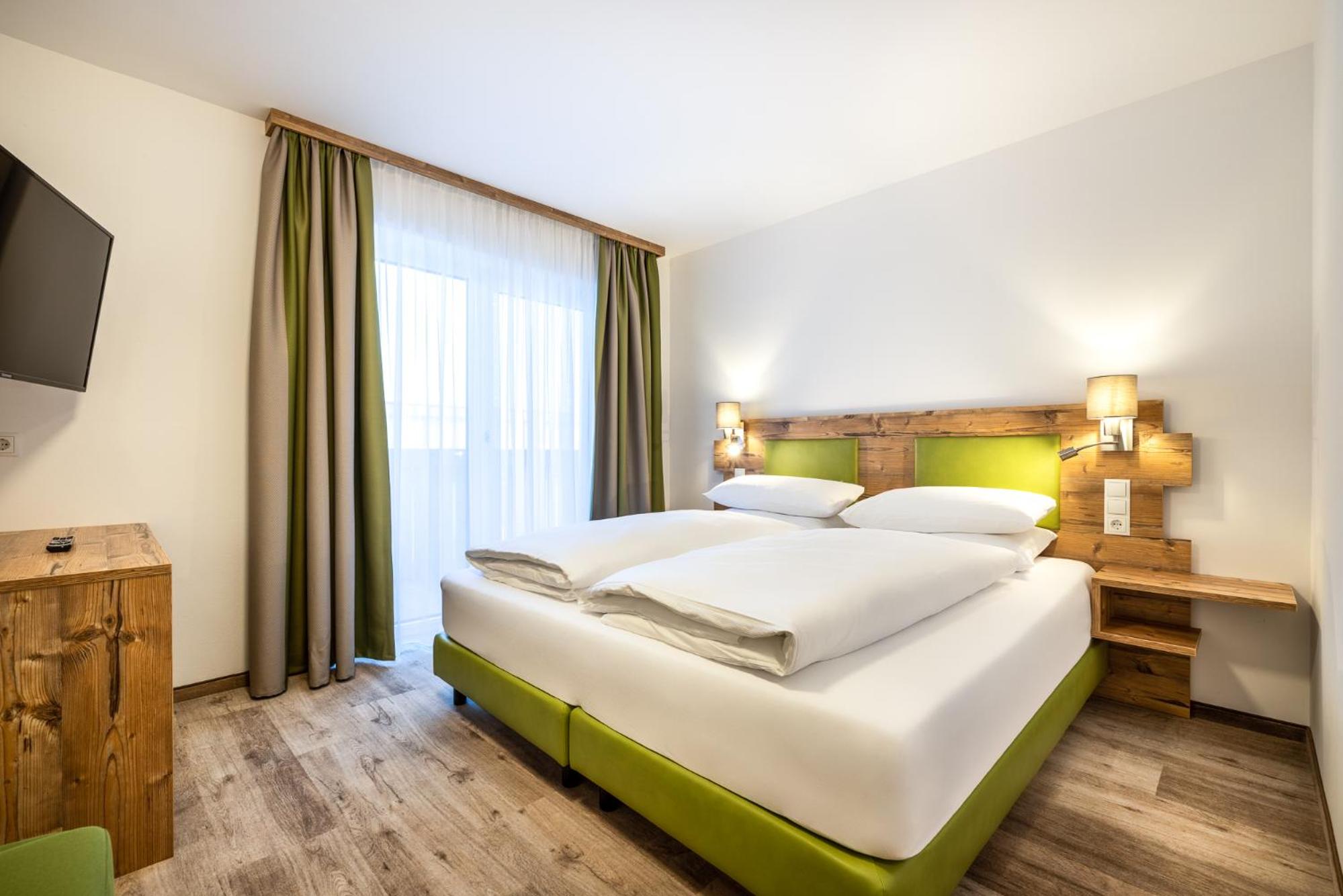 Double Room with Balcony - Photo 3