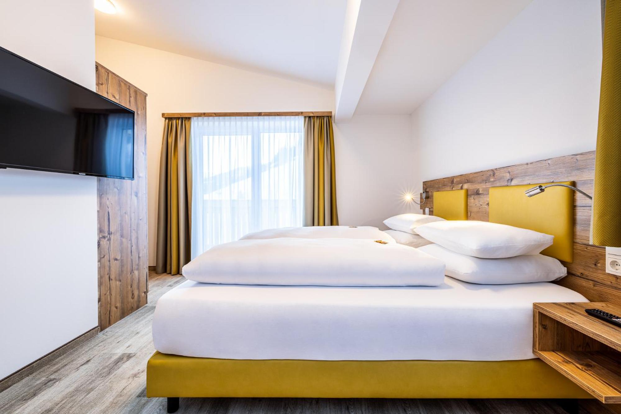 Deluxe Double Room with Balcony - Photo 1