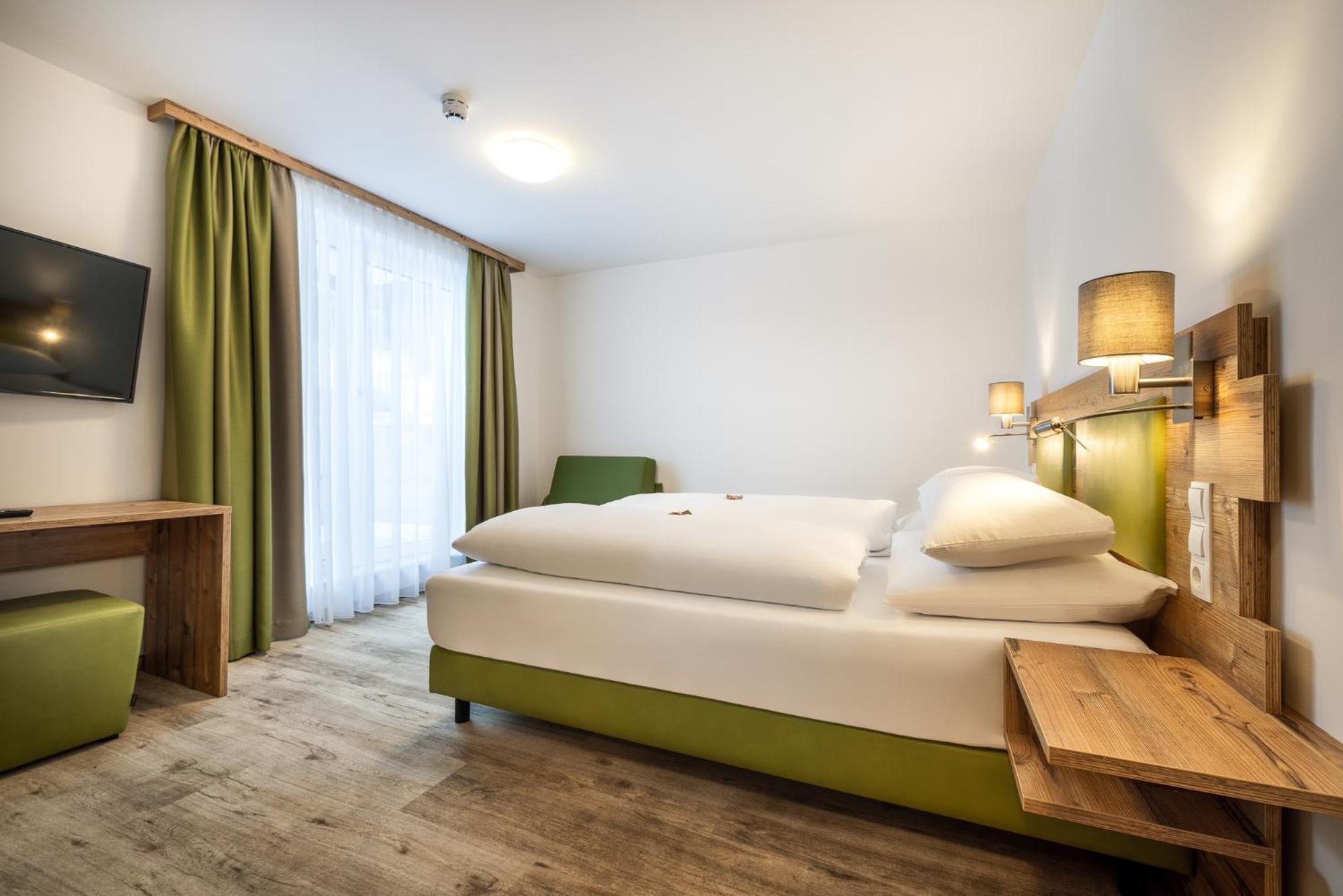 Deluxe Double Room with Balcony - Photo 6