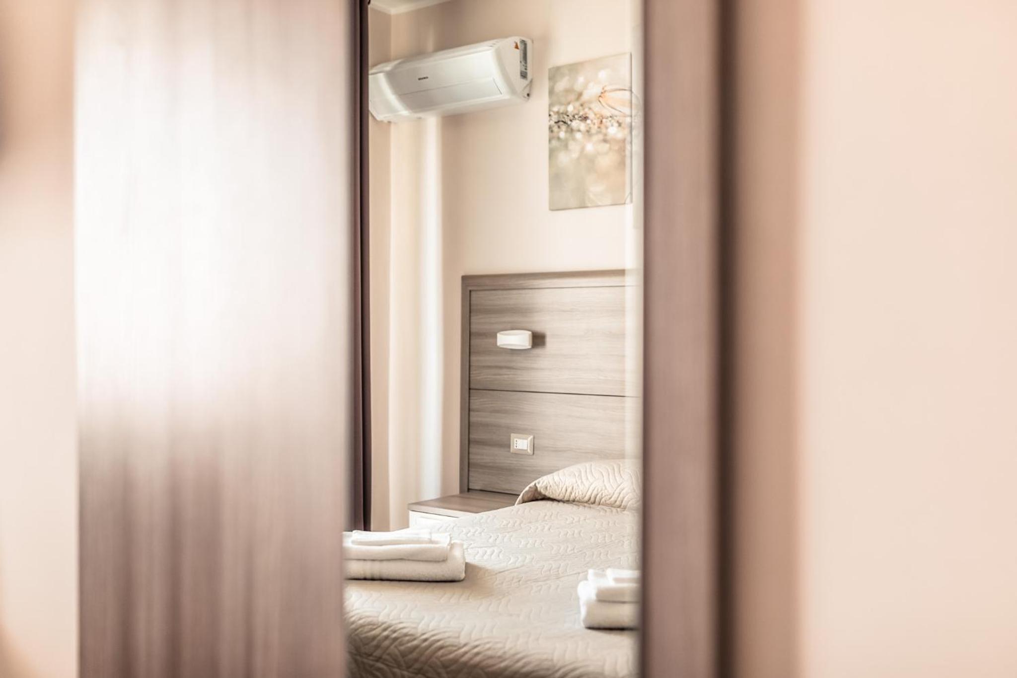 Double Room with Private Bathroom - Photo 5