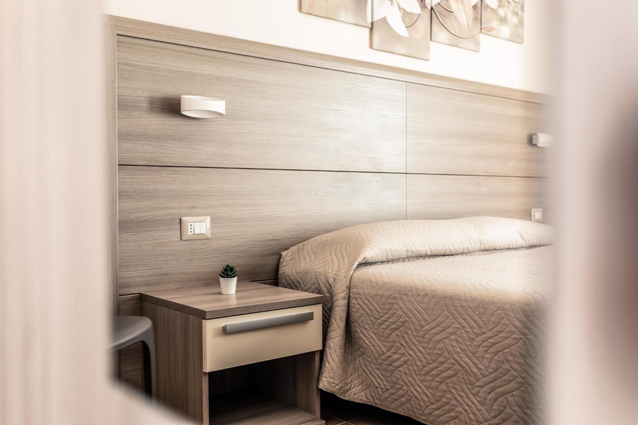 Double Room with Private Bathroom - Photo 2
