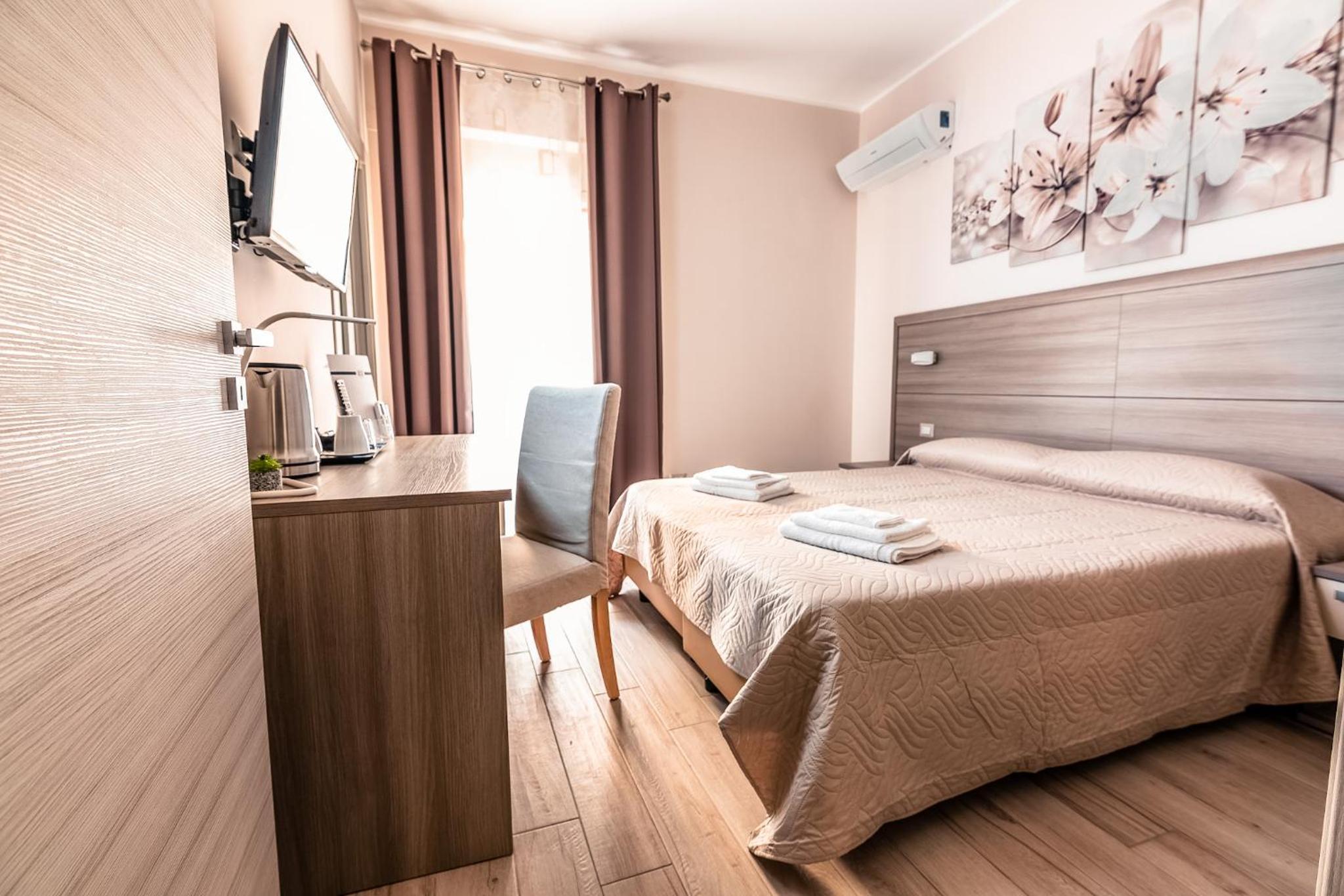 Double Room with Private Bathroom - Photo 6