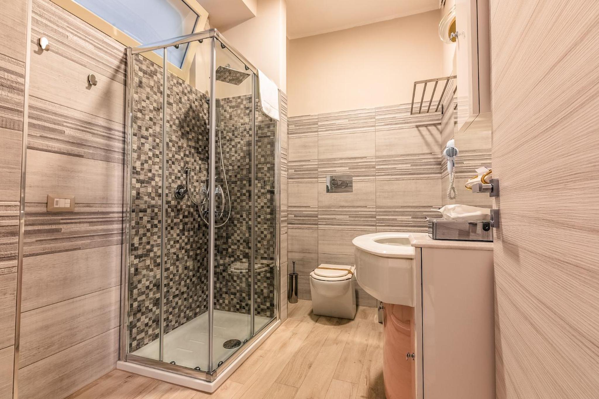 Double Room with Private Bathroom - Photo 12