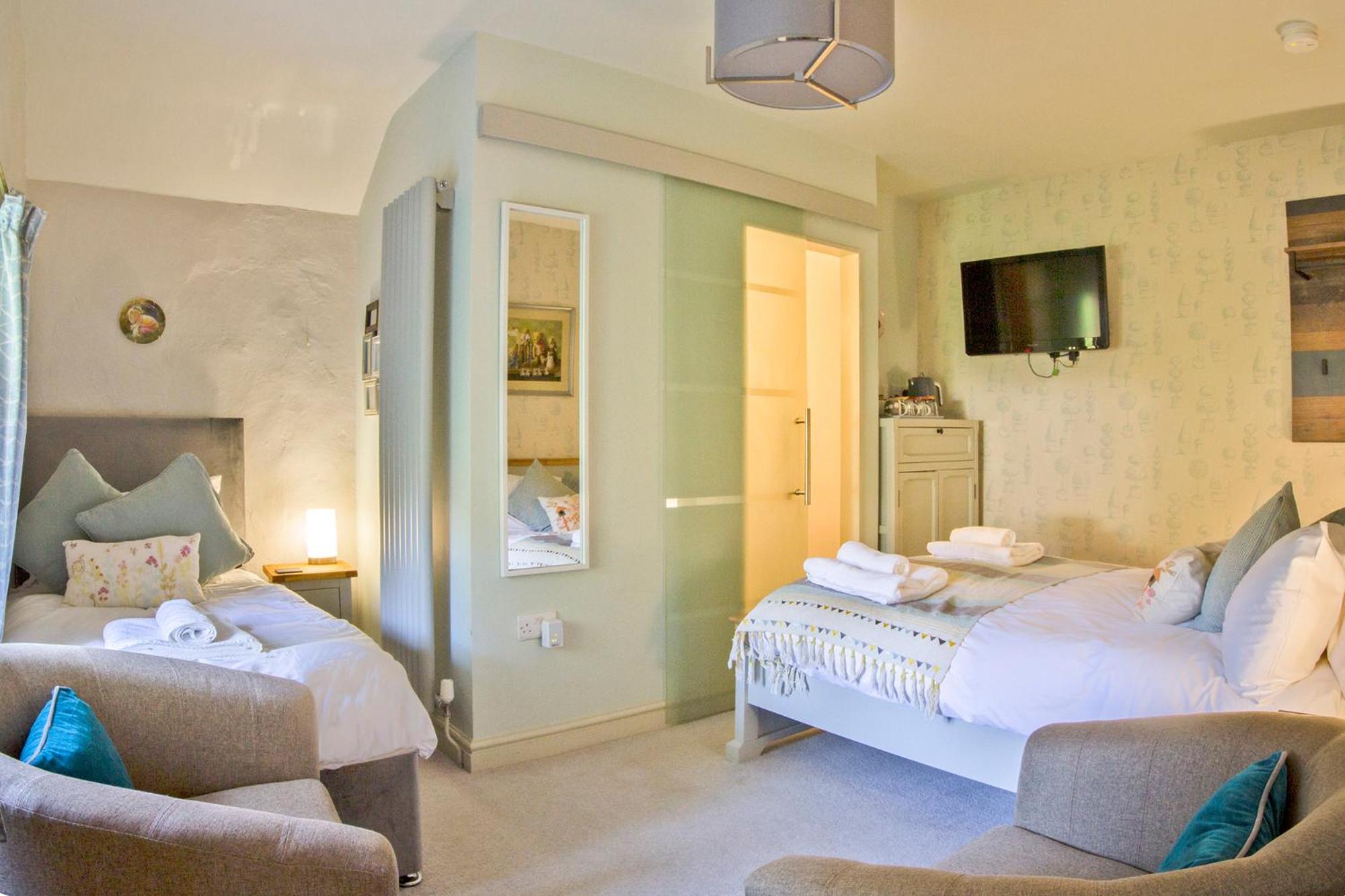 Standard Triple Room - Not Pet Friendly - Photo 9