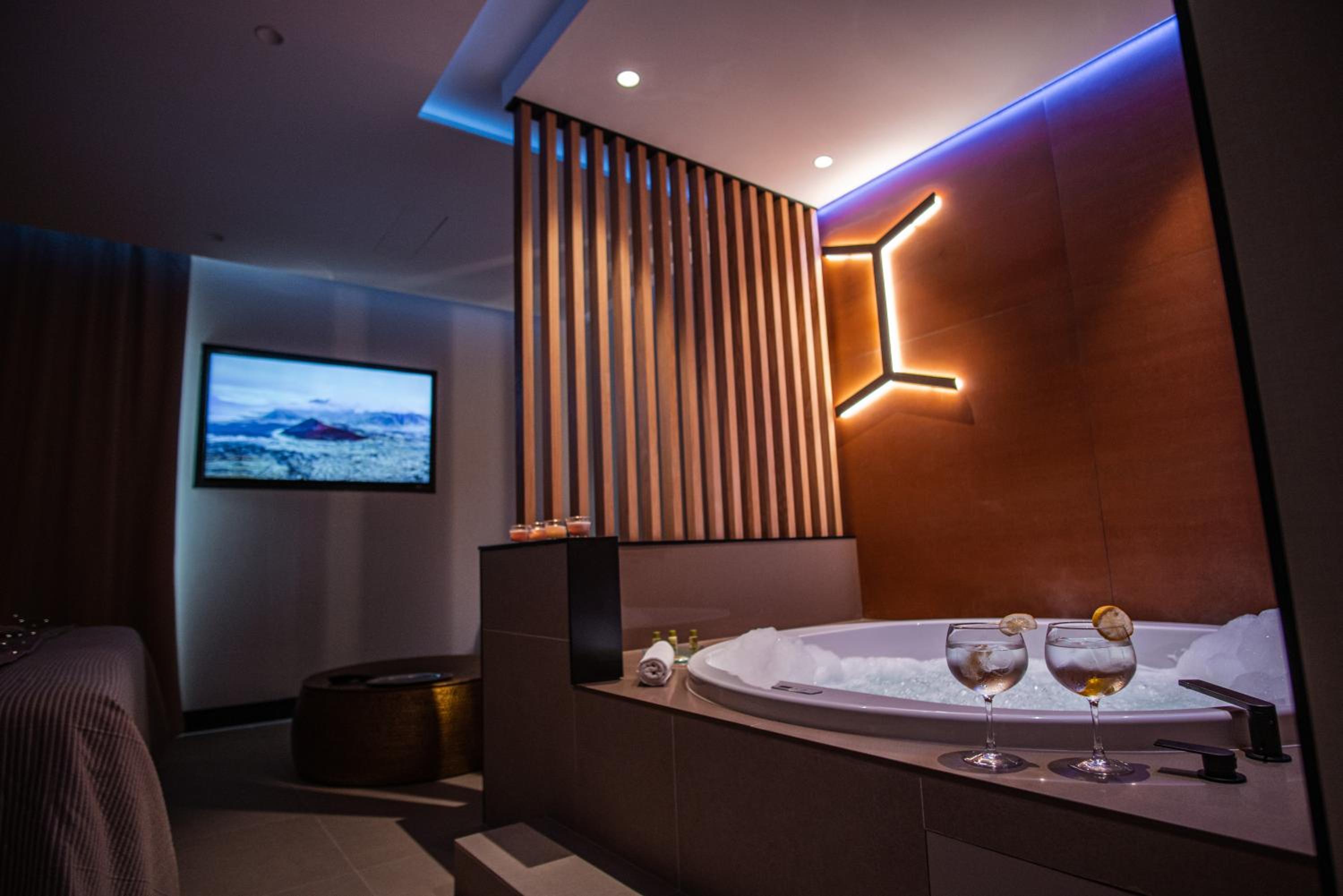 Suite with Spa Bath Macabeu - Photo 3