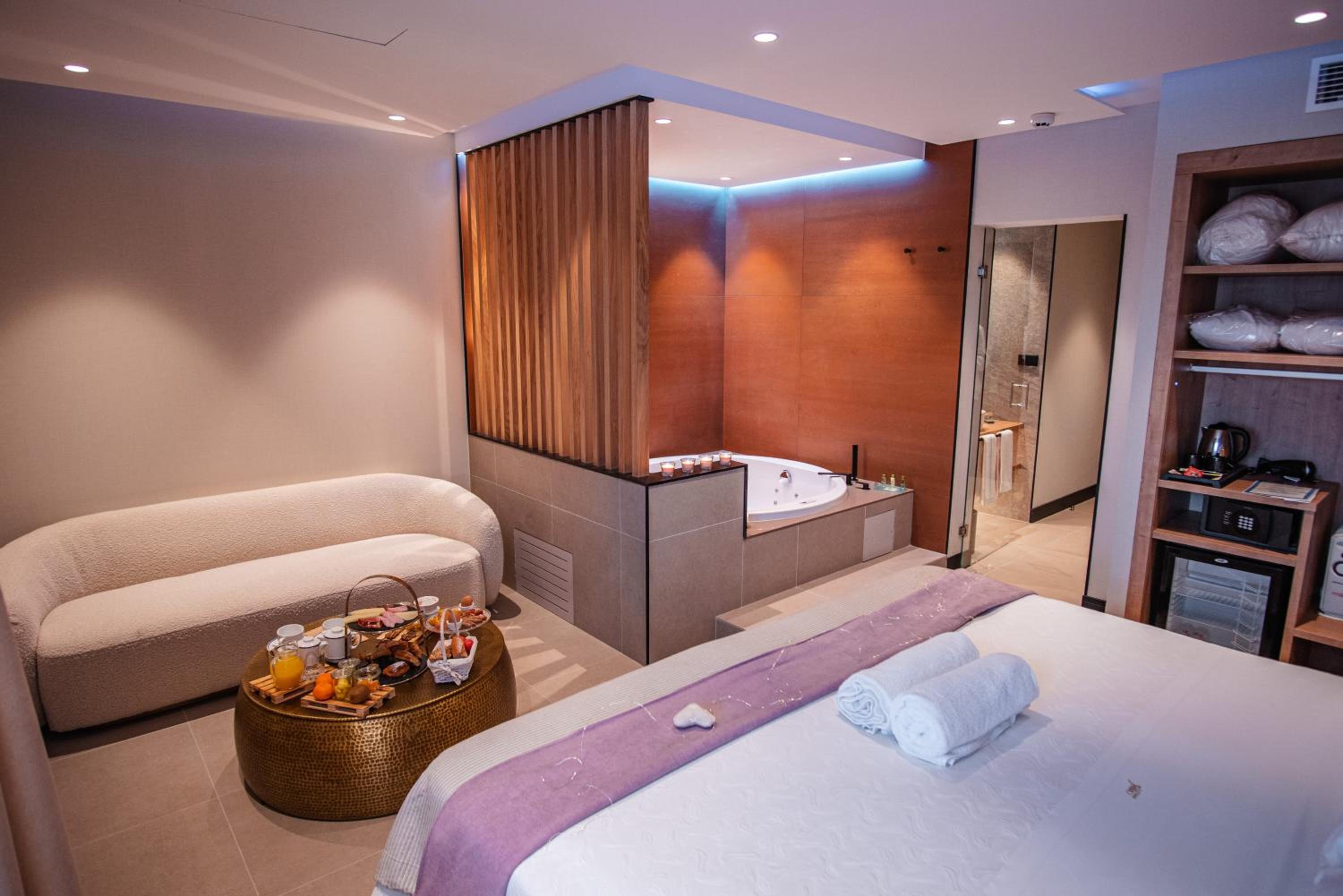 Suite with Spa Bath Macabeu - Photo 5