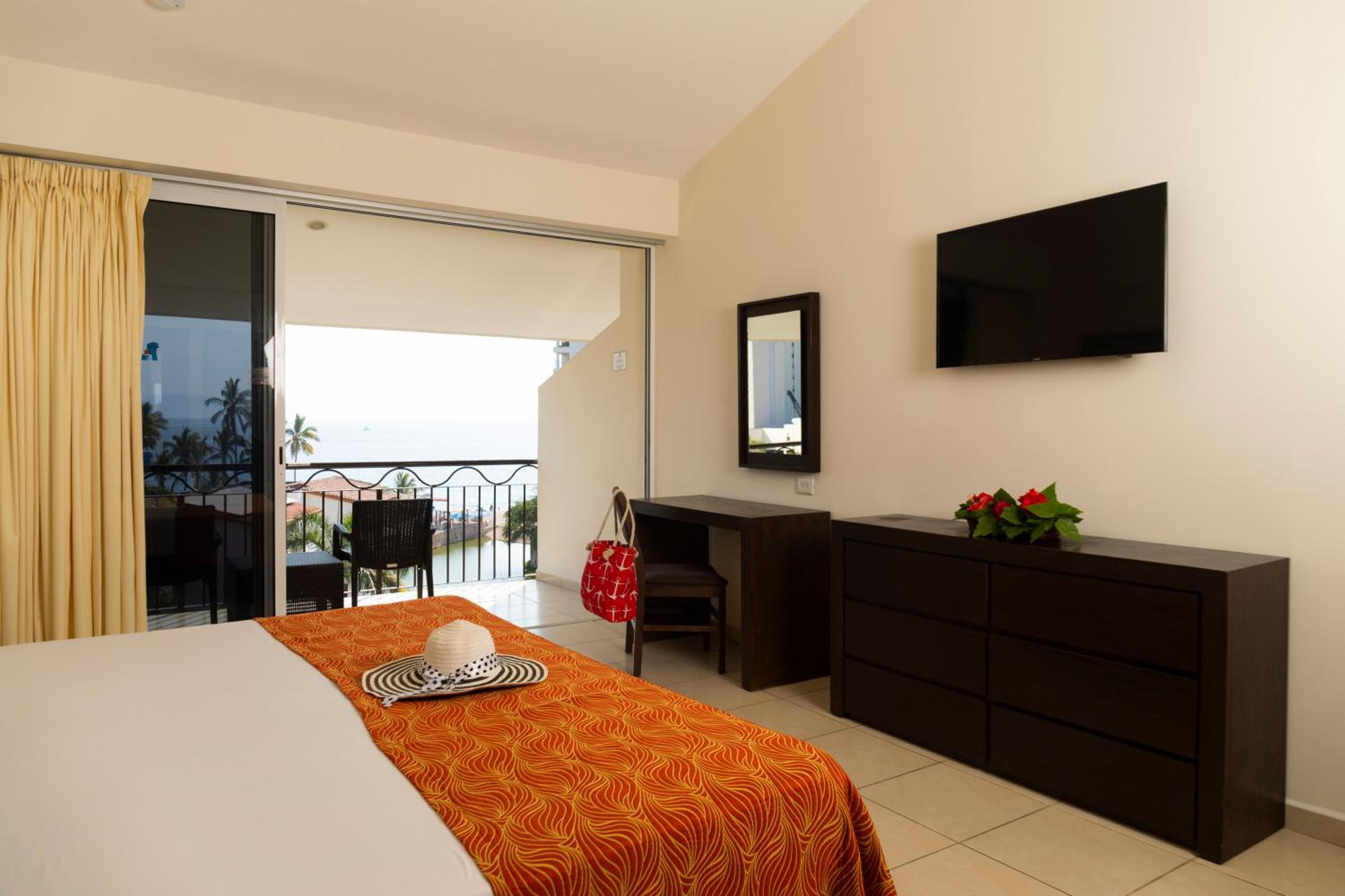 Deluxe Double Room with Balcony - Photo 2