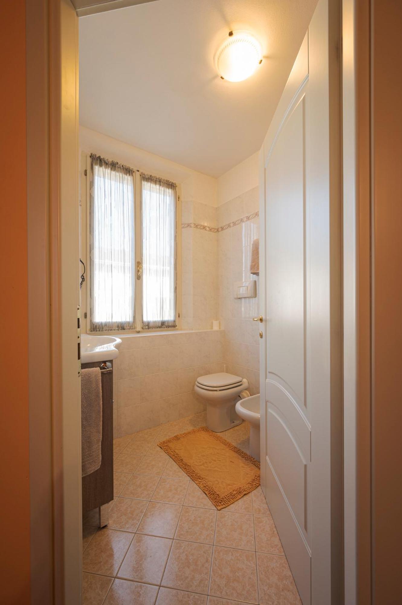 Double Room - Photo 5