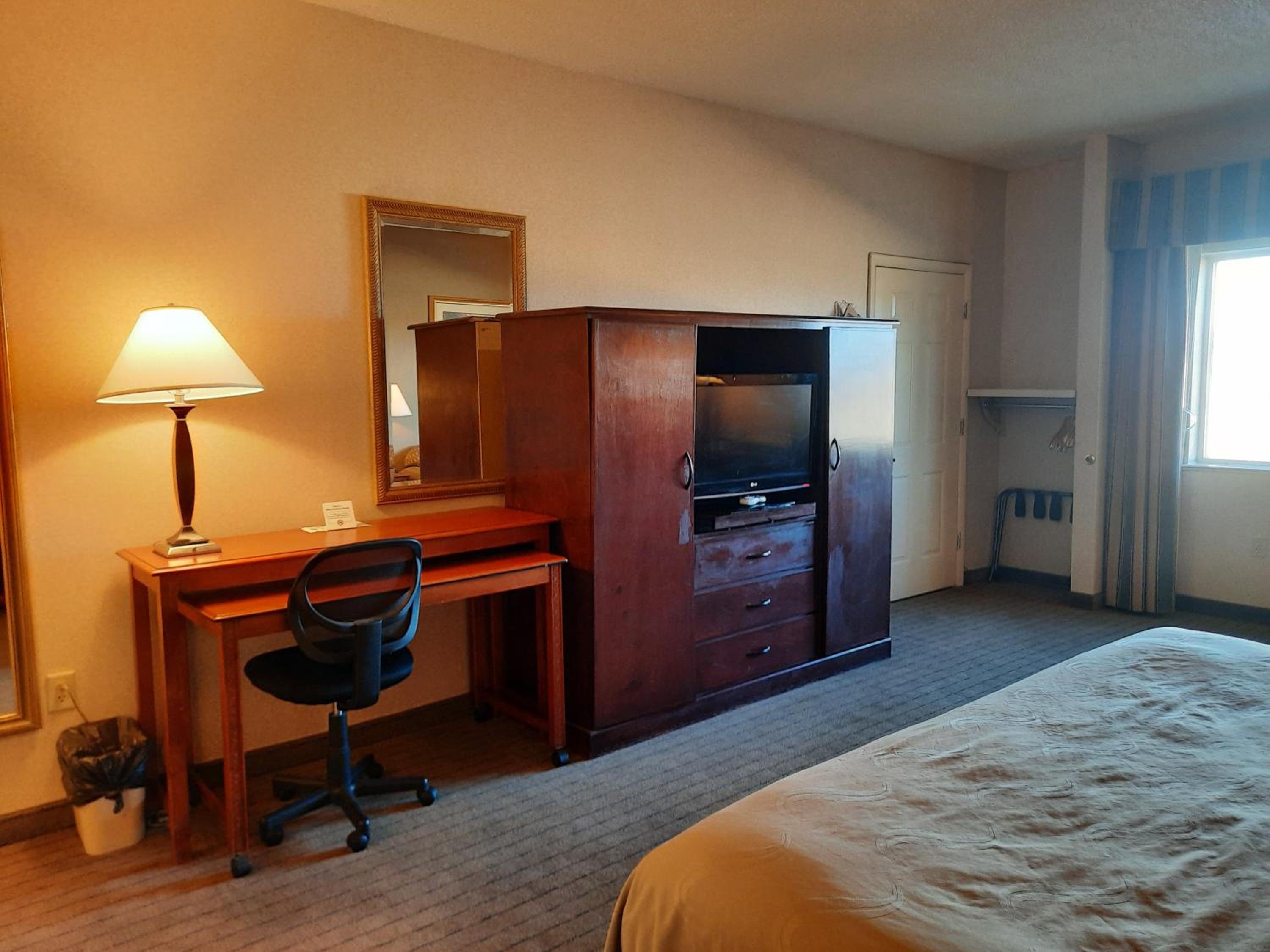 King Room - Accessible/Non-Smoking - Photo 2