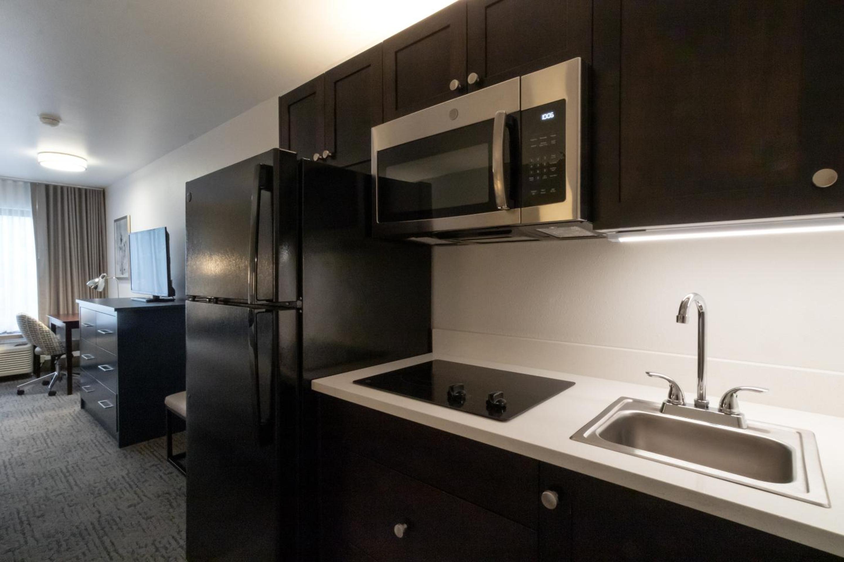 Oxford Suites Portland - Jantzen Beach kitchen in Extended Stay King Suite Sleeper Sofa Kitchenette