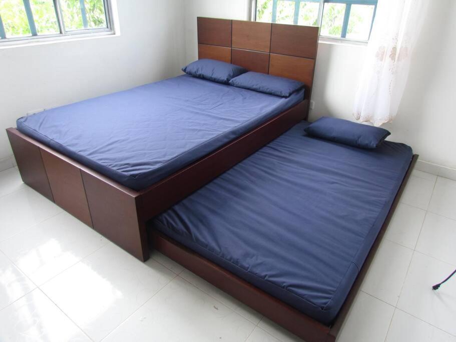 Five-Bedroom House photo 1