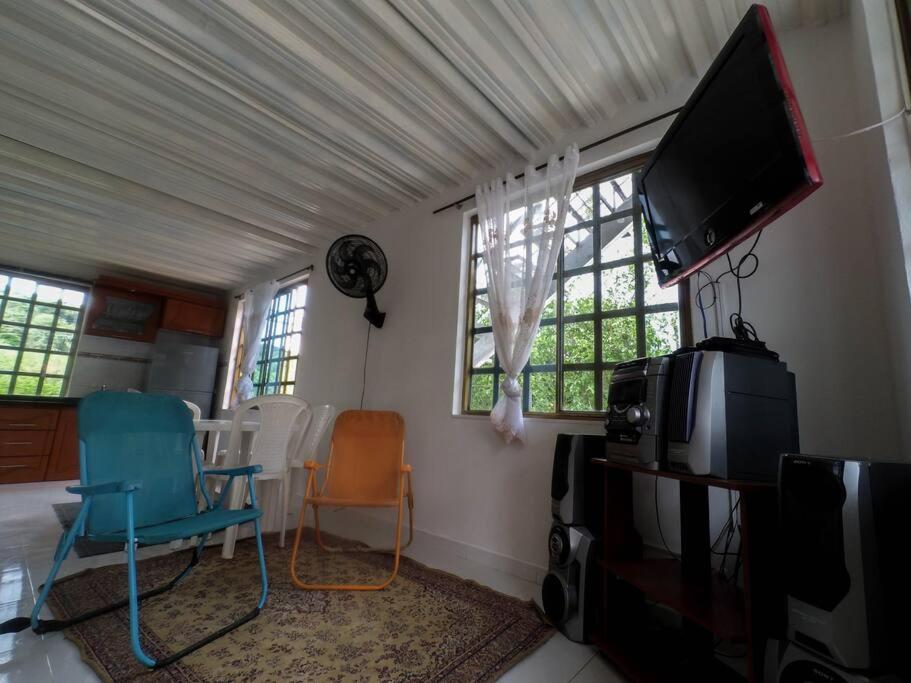 Five-Bedroom House photo 3