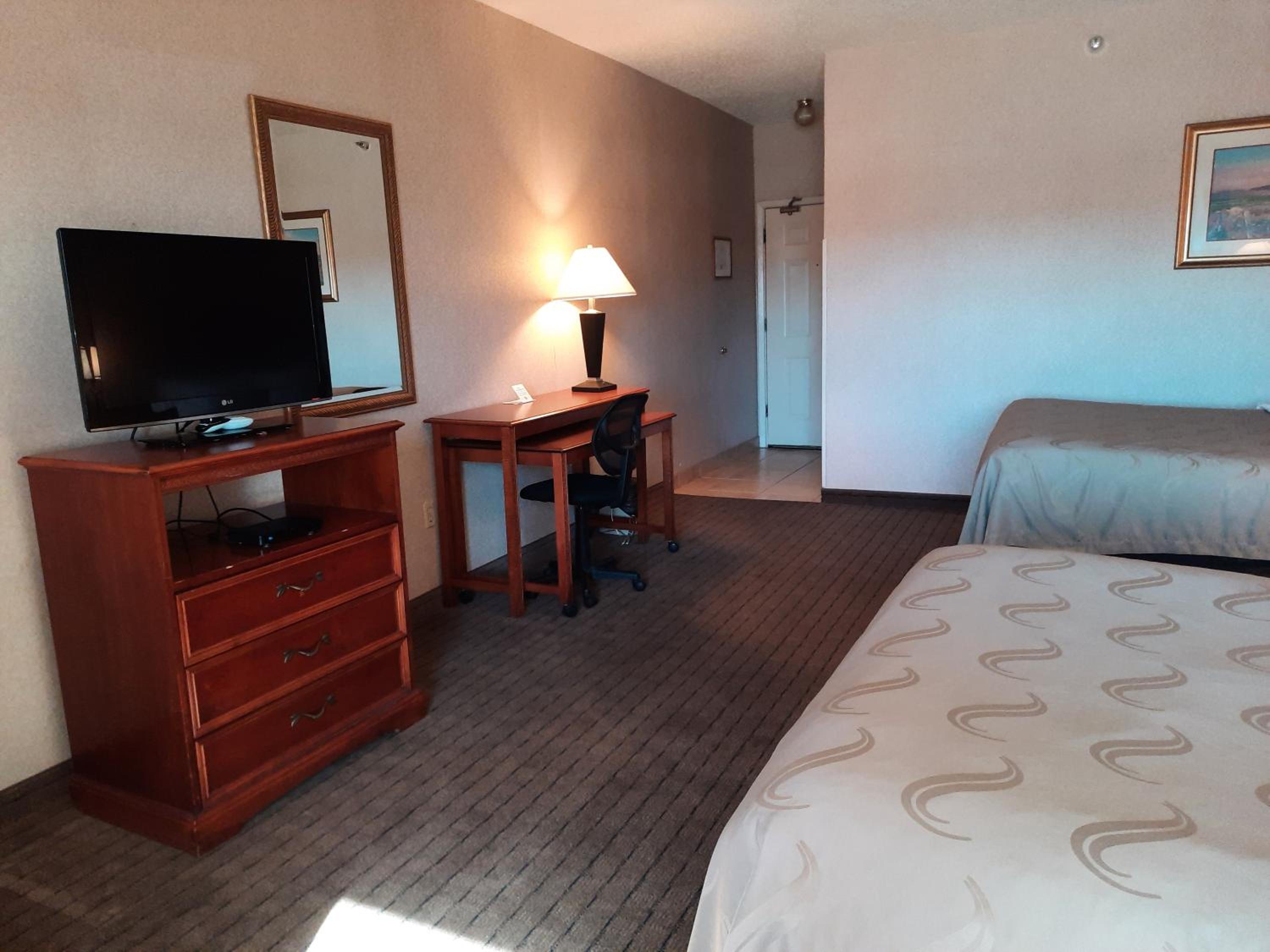 Queen Room with Two Queen Beds - Non-Smoking - Photo 5