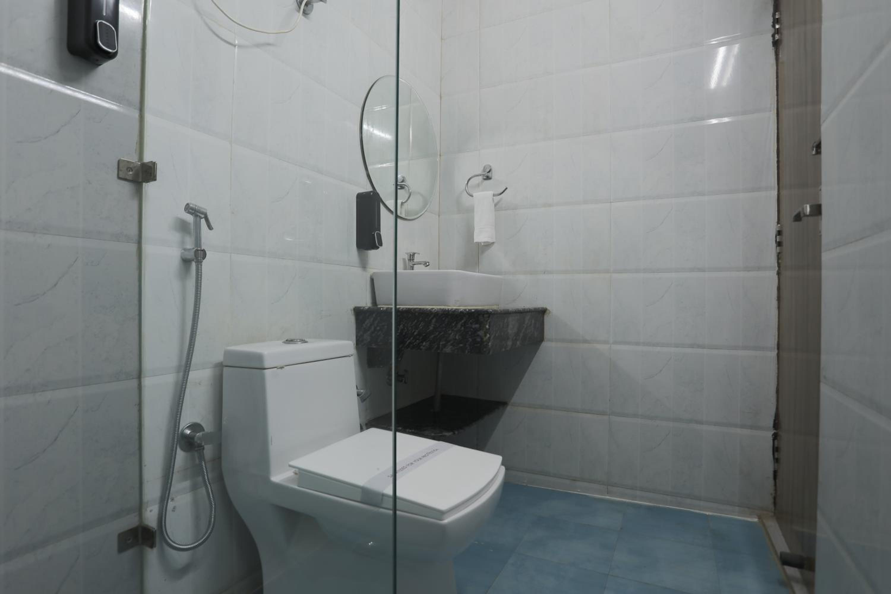 Budget Twin Room - Photo 3