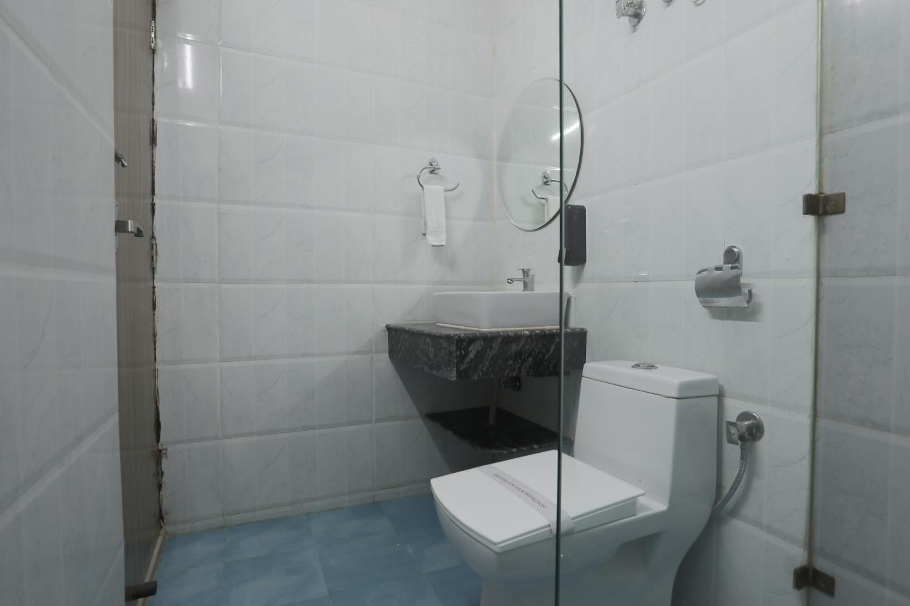 Budget Twin Room - Photo 2
