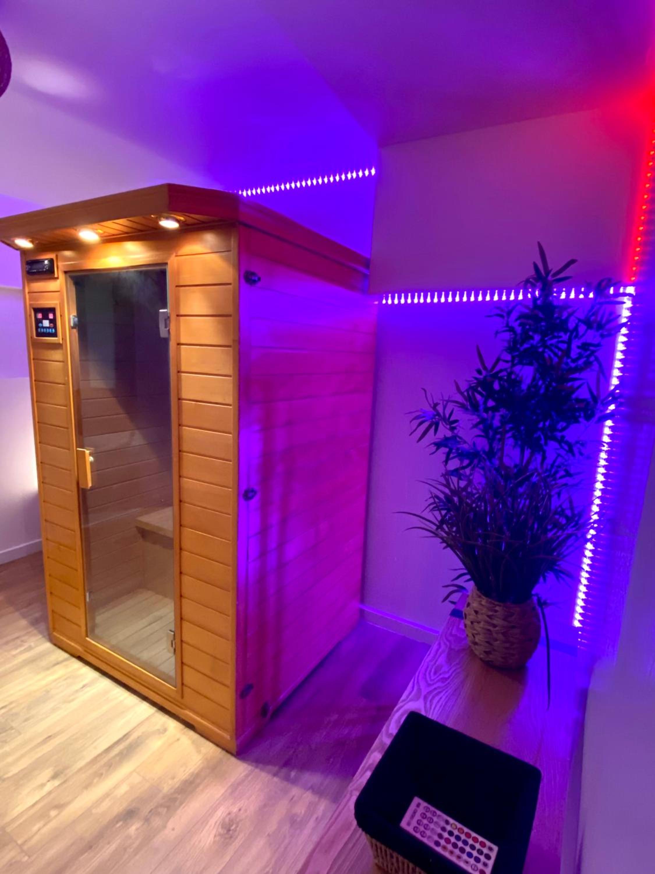 Suite with Hot Tub - Photo 17