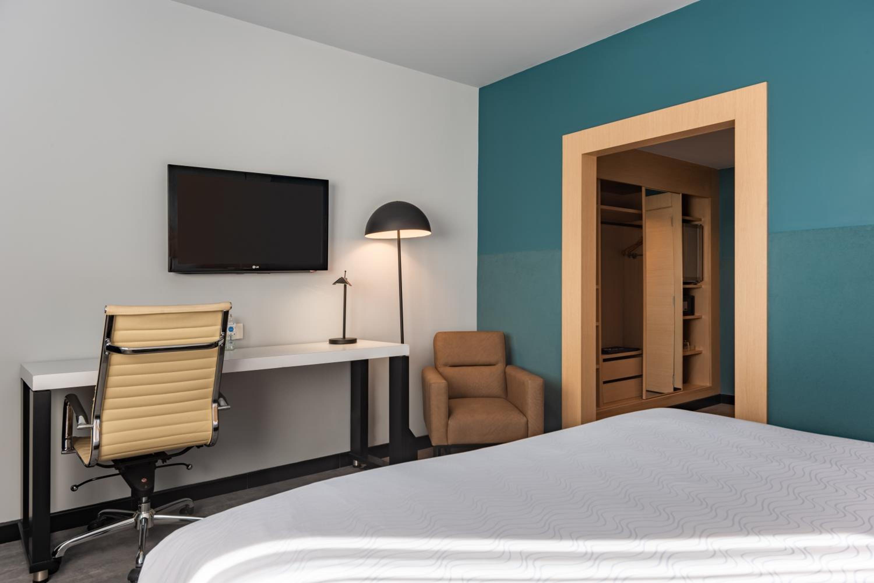 Standard Single Room with Queen Bed - Photo 4
