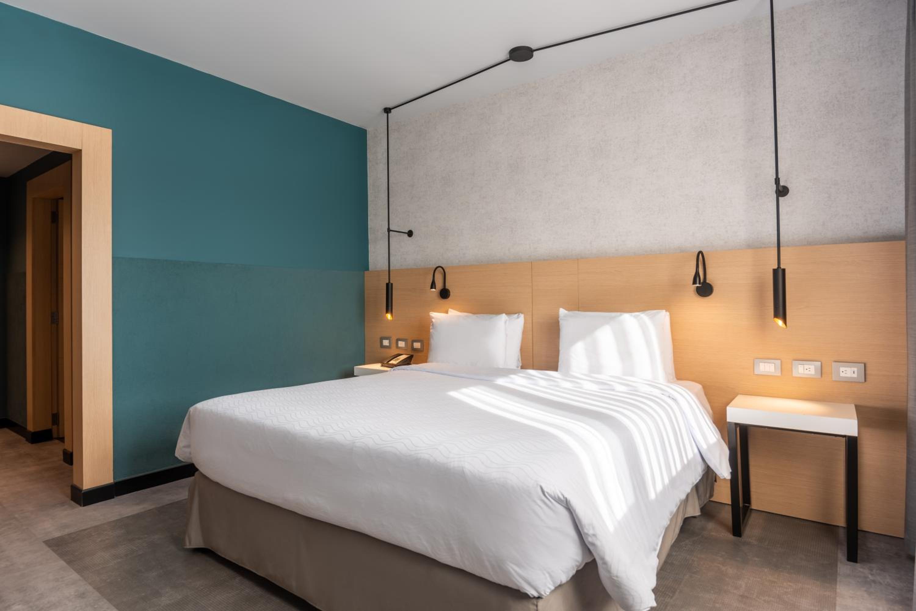 Standard Single Room with Queen Bed - Photo 9