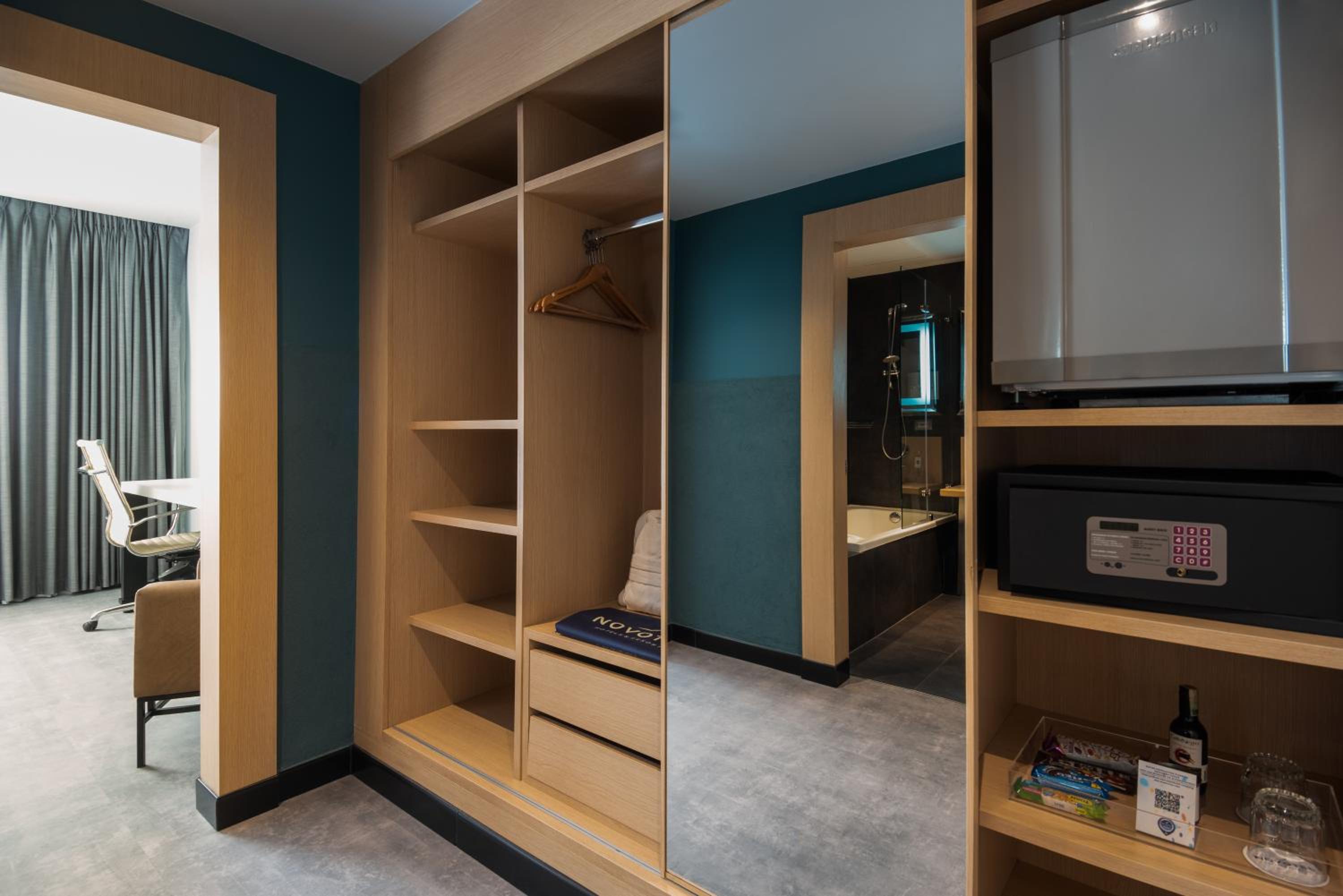 Standard Single Room with Queen Bed - Photo 3