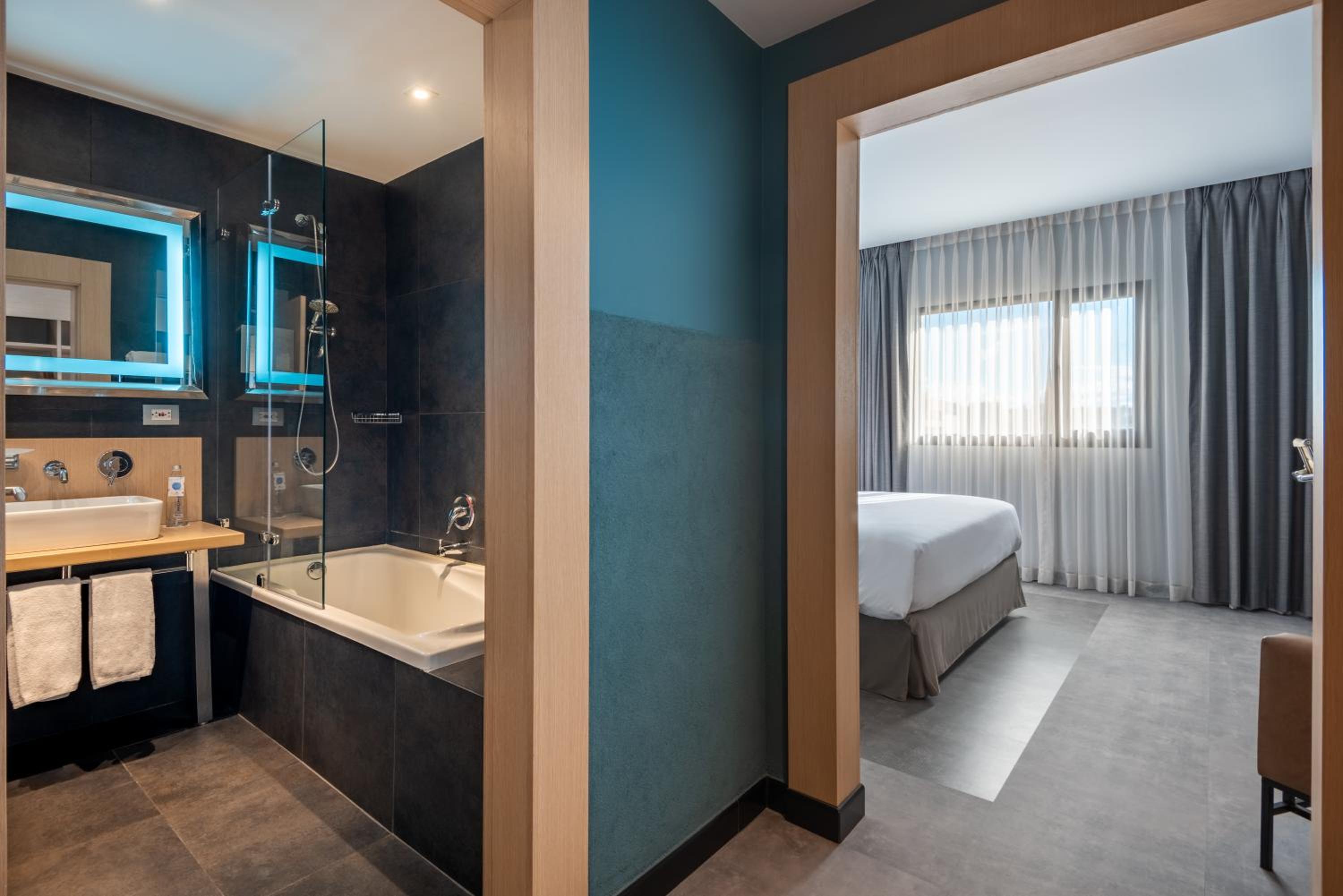 Standard Single Room with Queen Bed - Photo 7