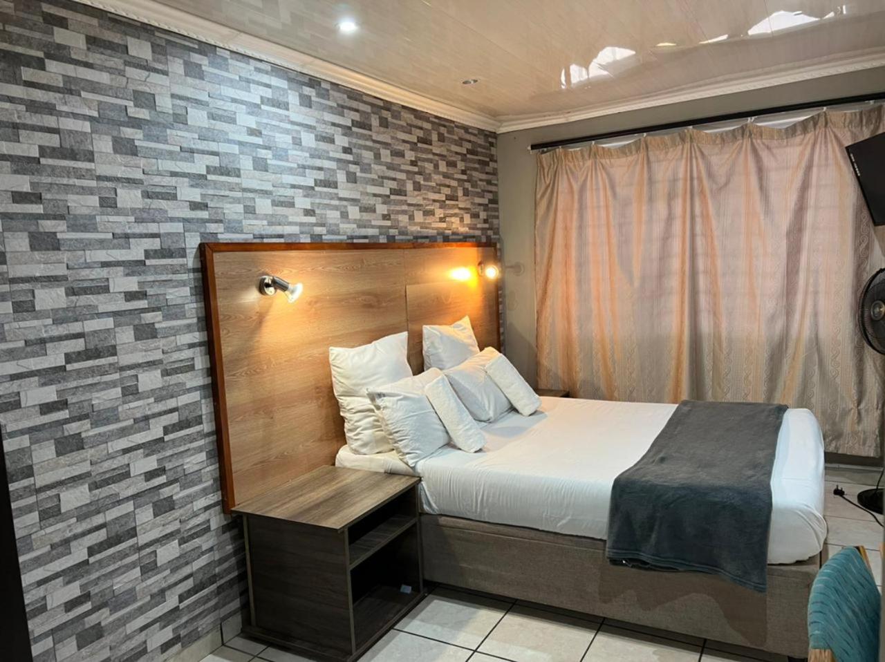 Double Room - Photo 5