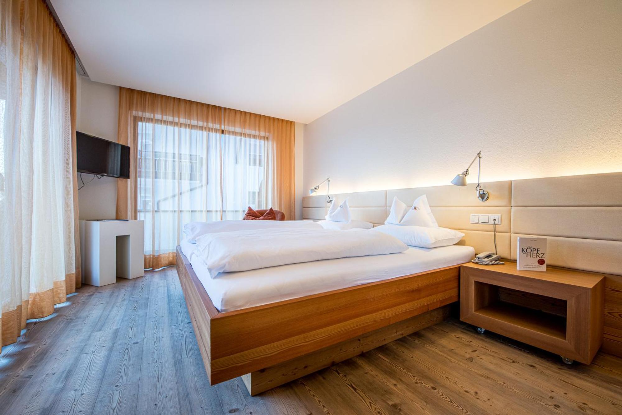 Junior Suite with Balcony - Photo 1