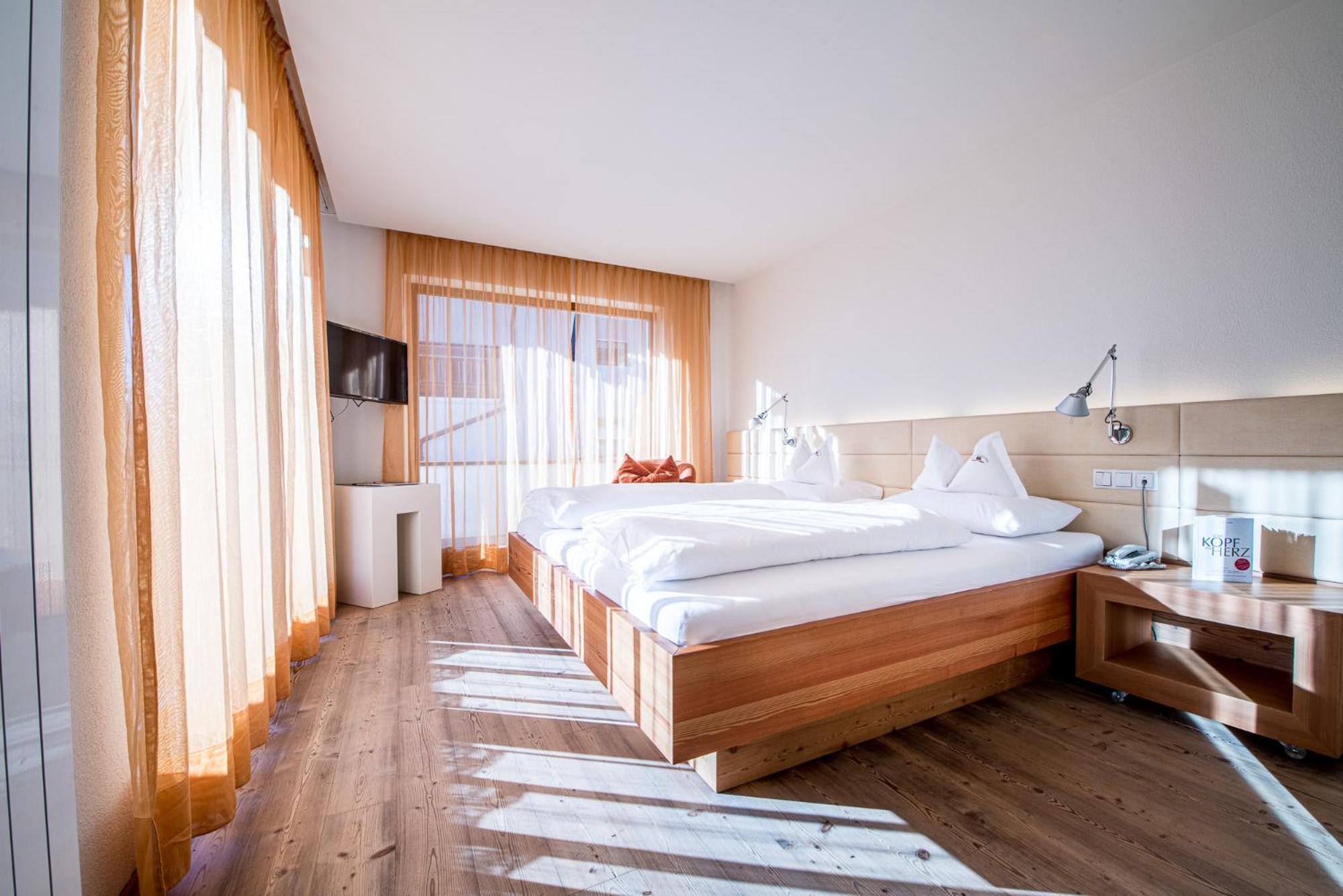 Junior Suite with Balcony - Photo 3