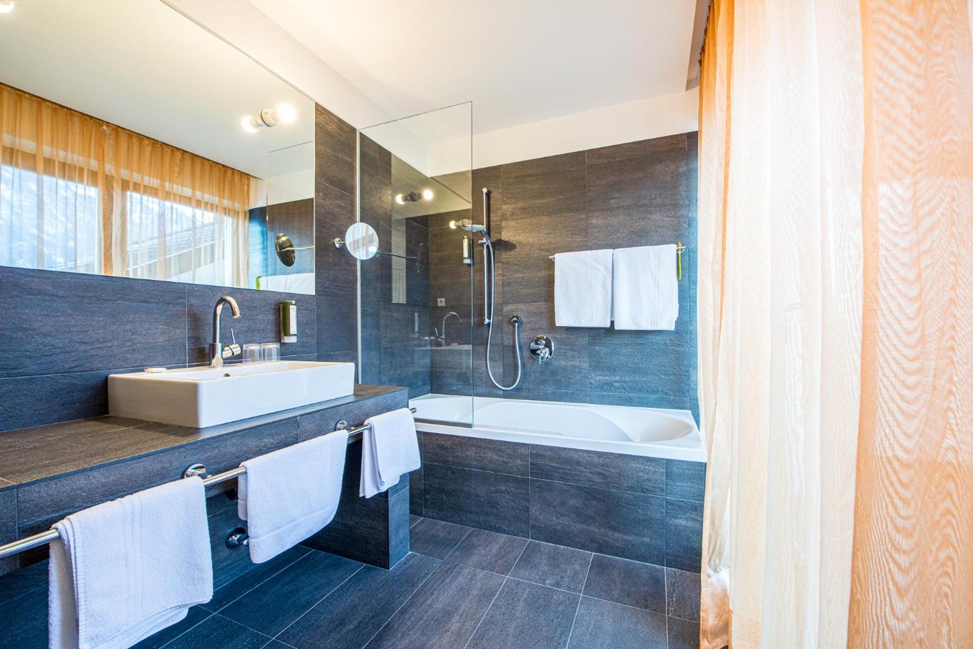 Junior Suite with Balcony - Photo 4