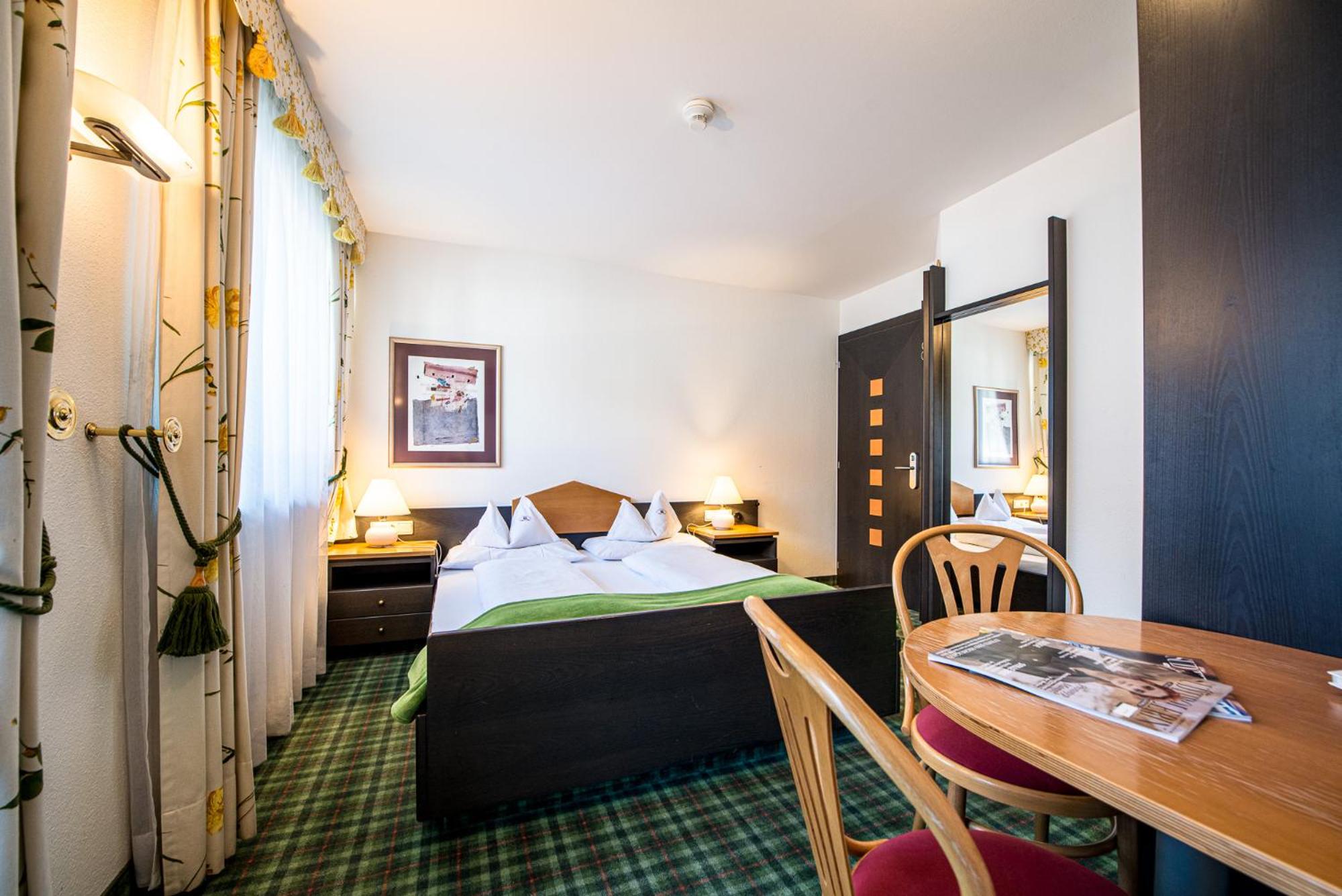 Double Room with Balcony - A - Photo 2