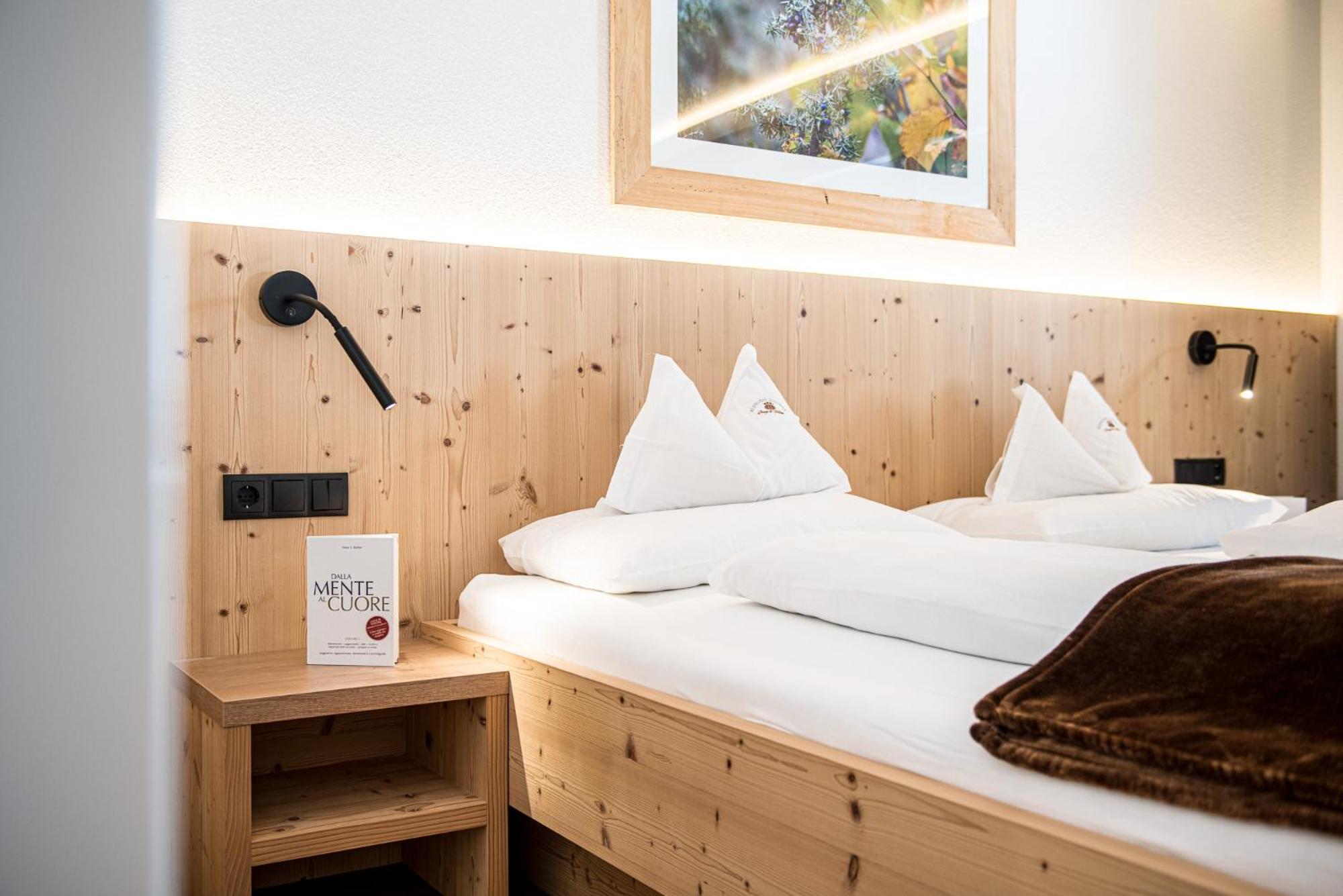 Deluxe Double Room with Balcony - Photo 4