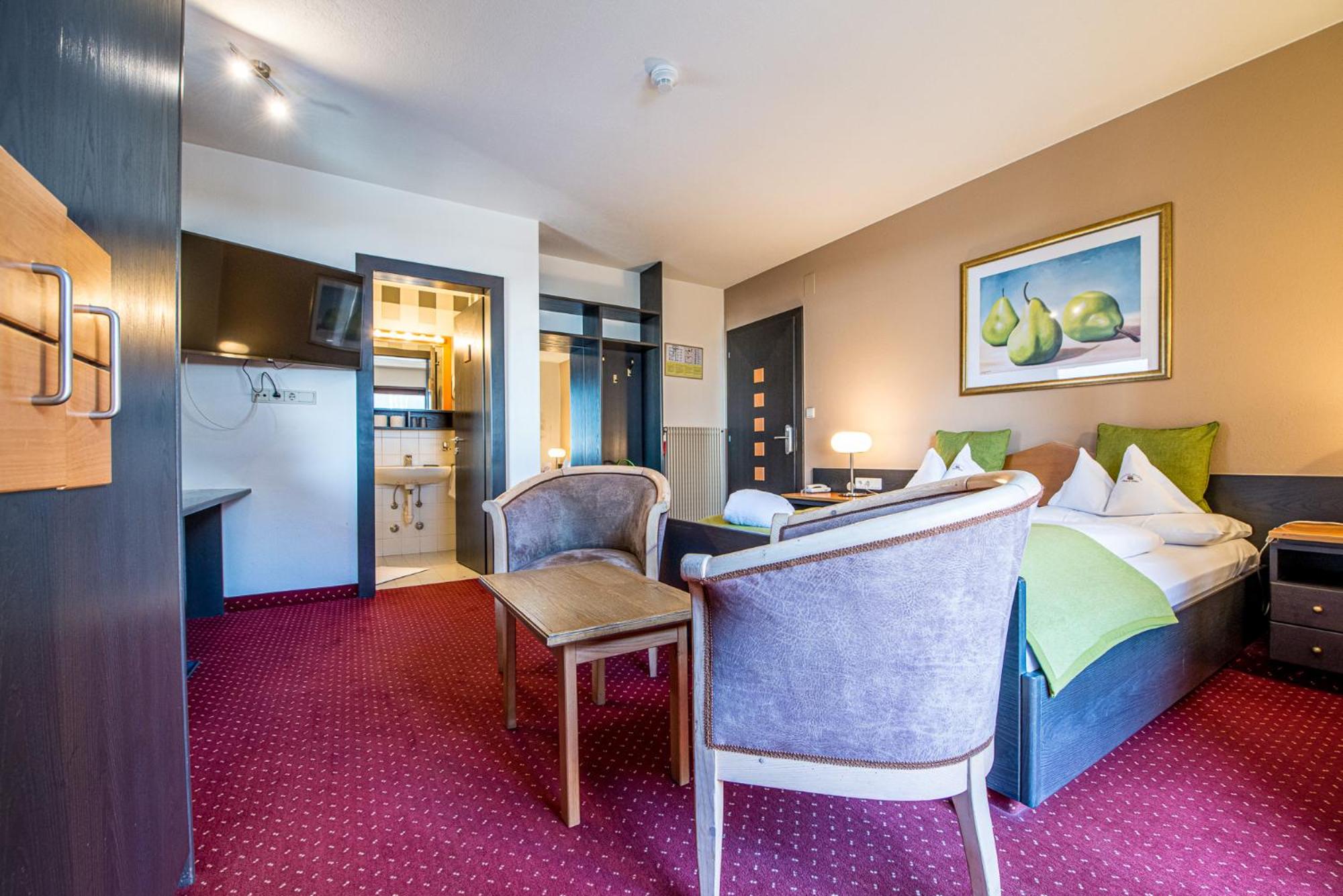 Double Room with Balcony - B - Photo 2