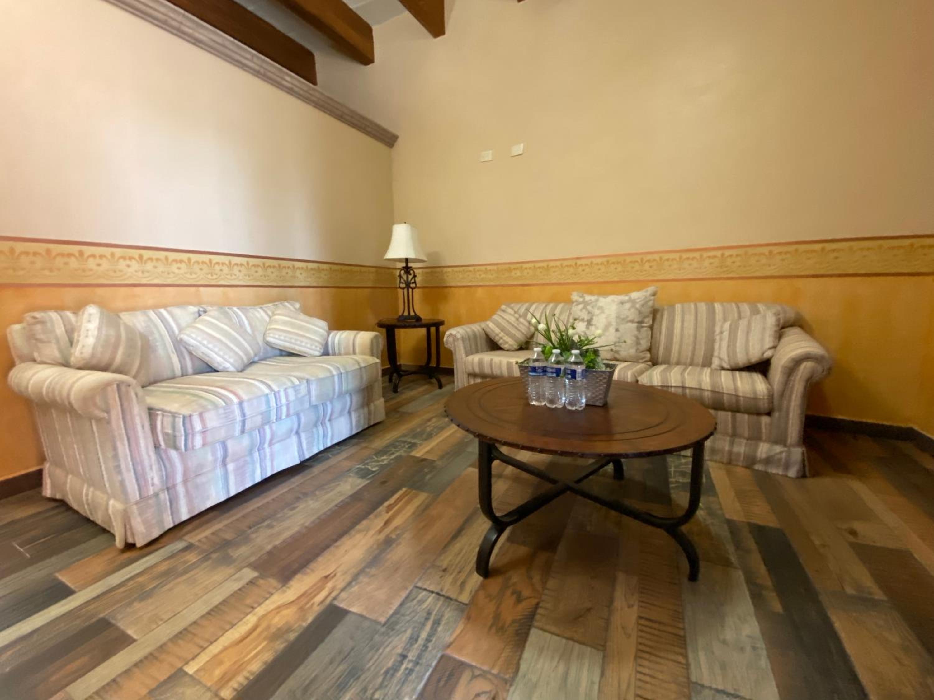 Suite - Photo 2