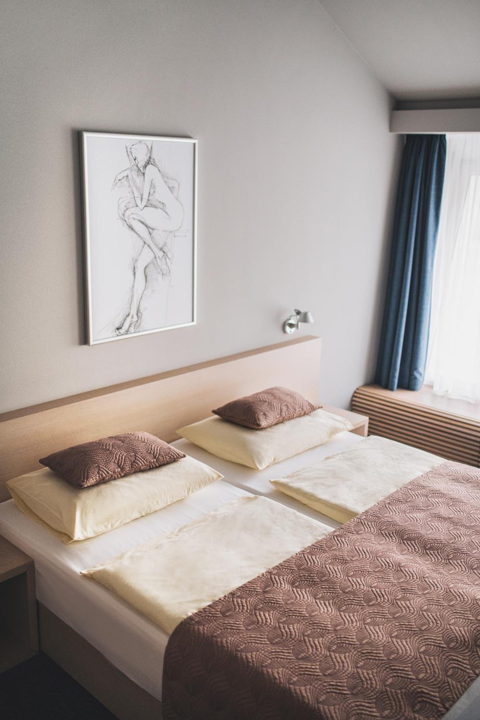 Standard Double Room with Shower - Photo 3
