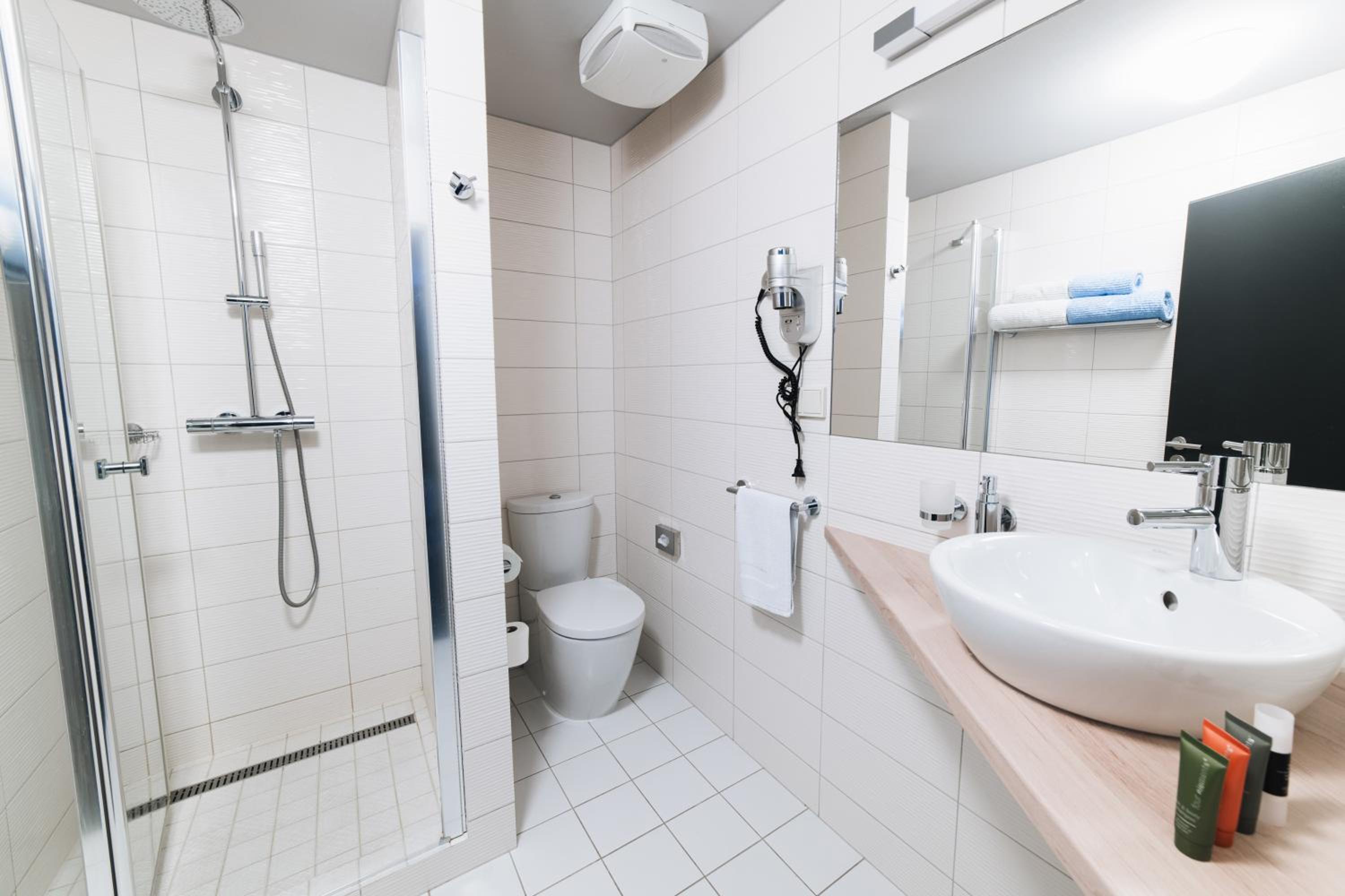 Standard Double Room with Shower - Photo 5