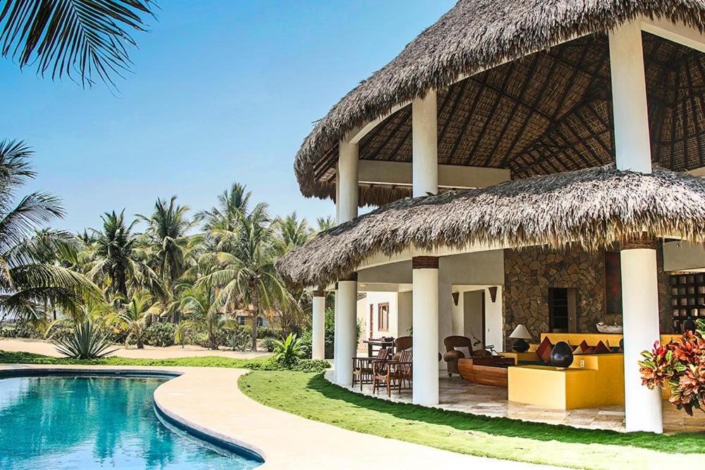 Six-Bedroom Villa  photo 2