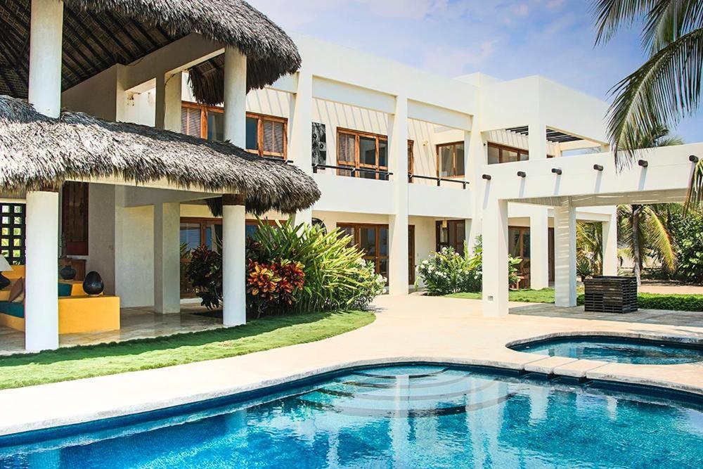 Six-Bedroom Villa  photo 3