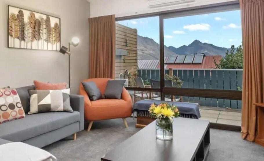 Apartment with Lake View