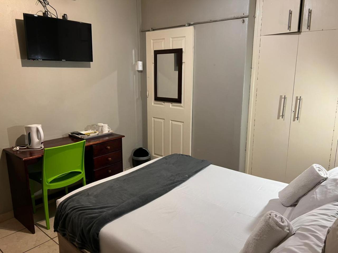 Standard Double Room - Photo 4