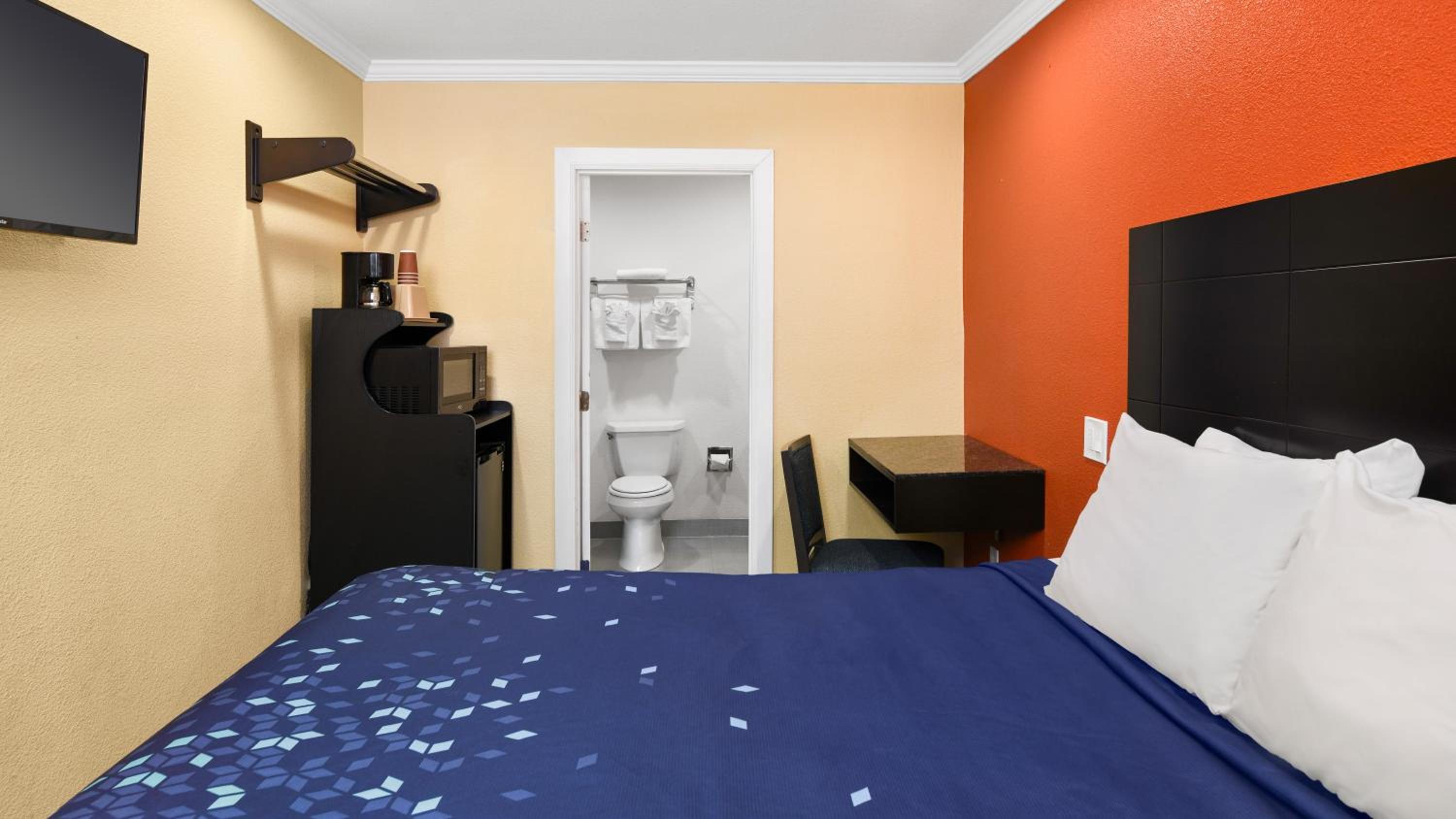 Queen Room photo 2