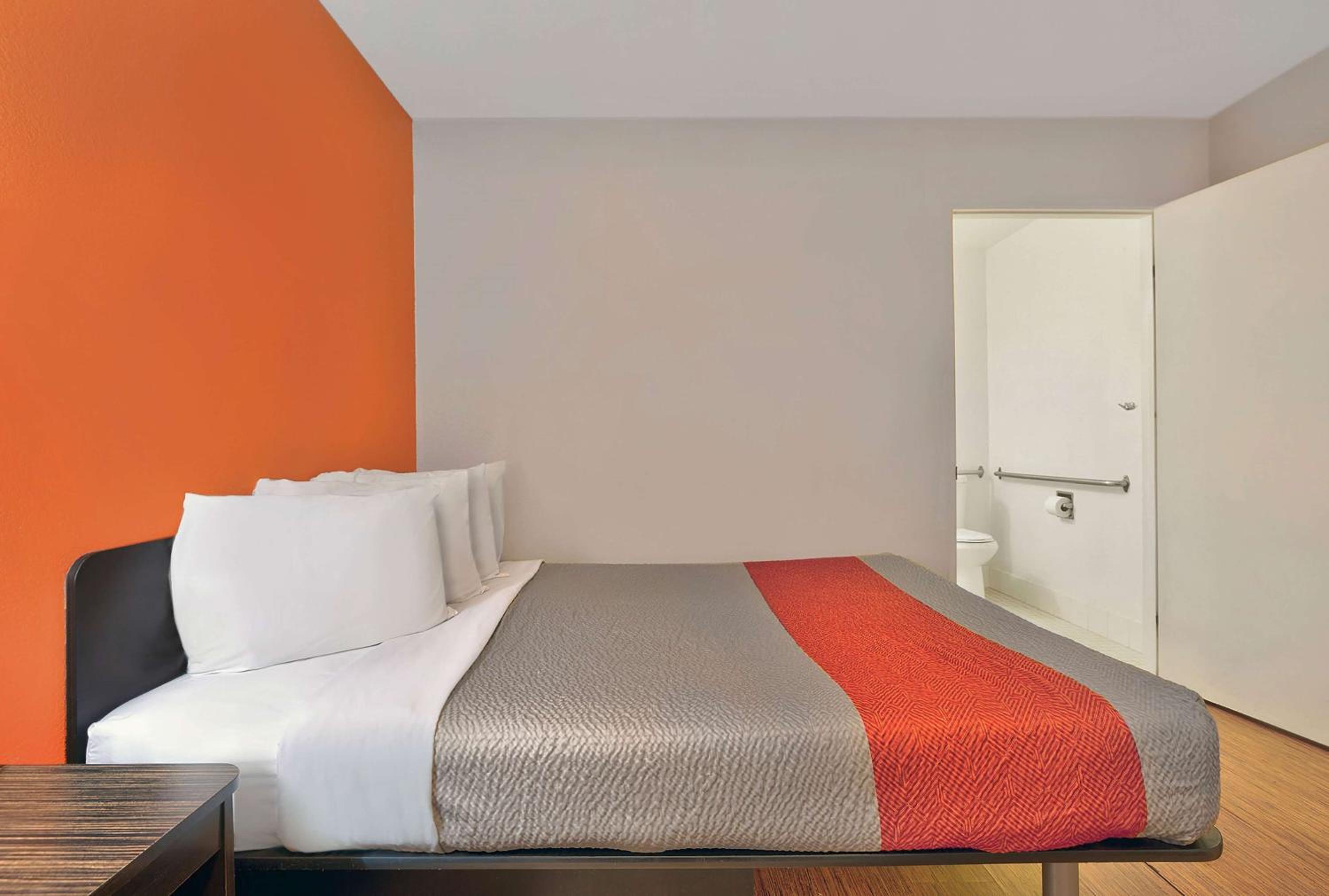 Queen Room - Disability Access - Roll in Shower - Photo 10
