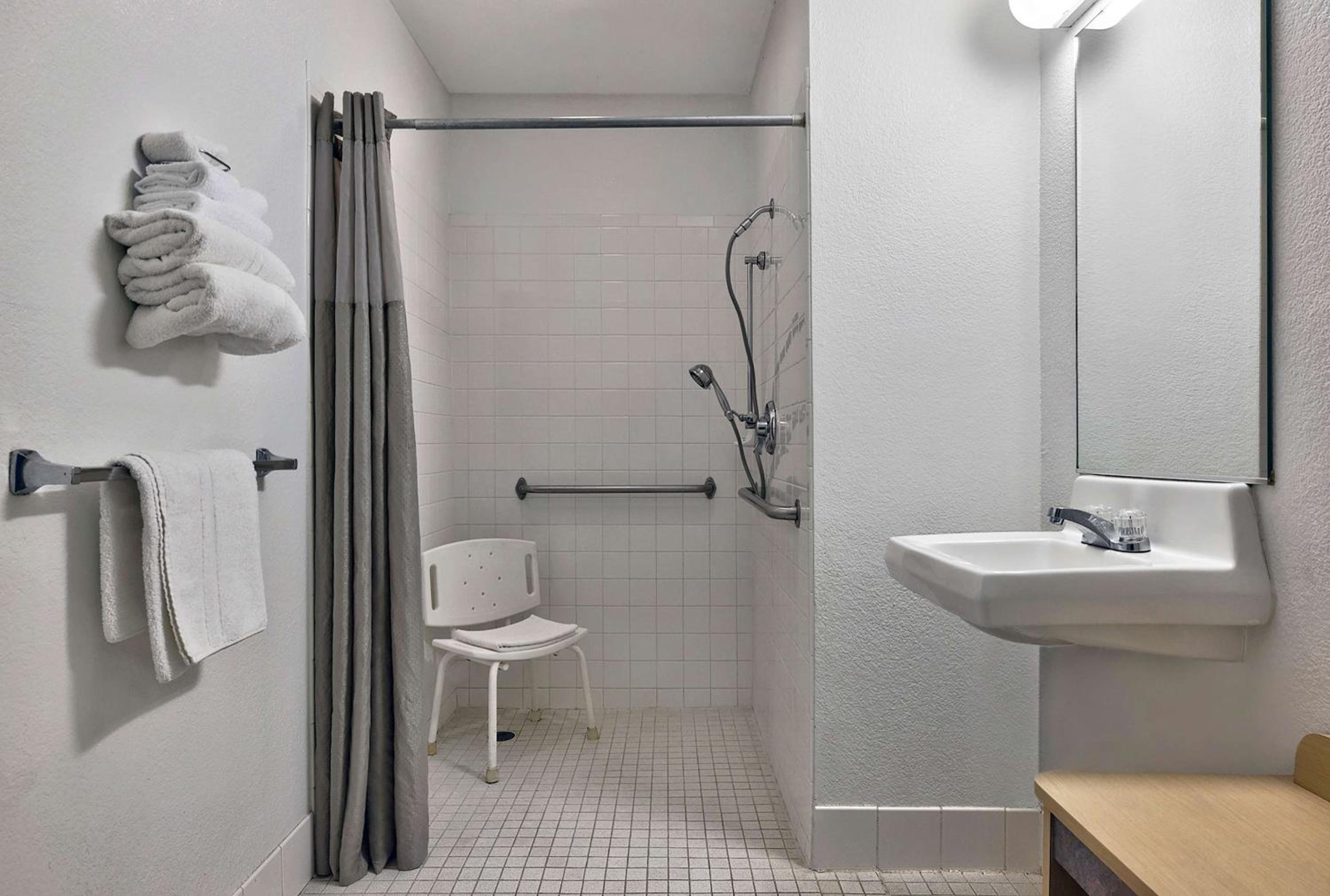 Queen Room - Disability Access - Roll in Shower - Photo 3
