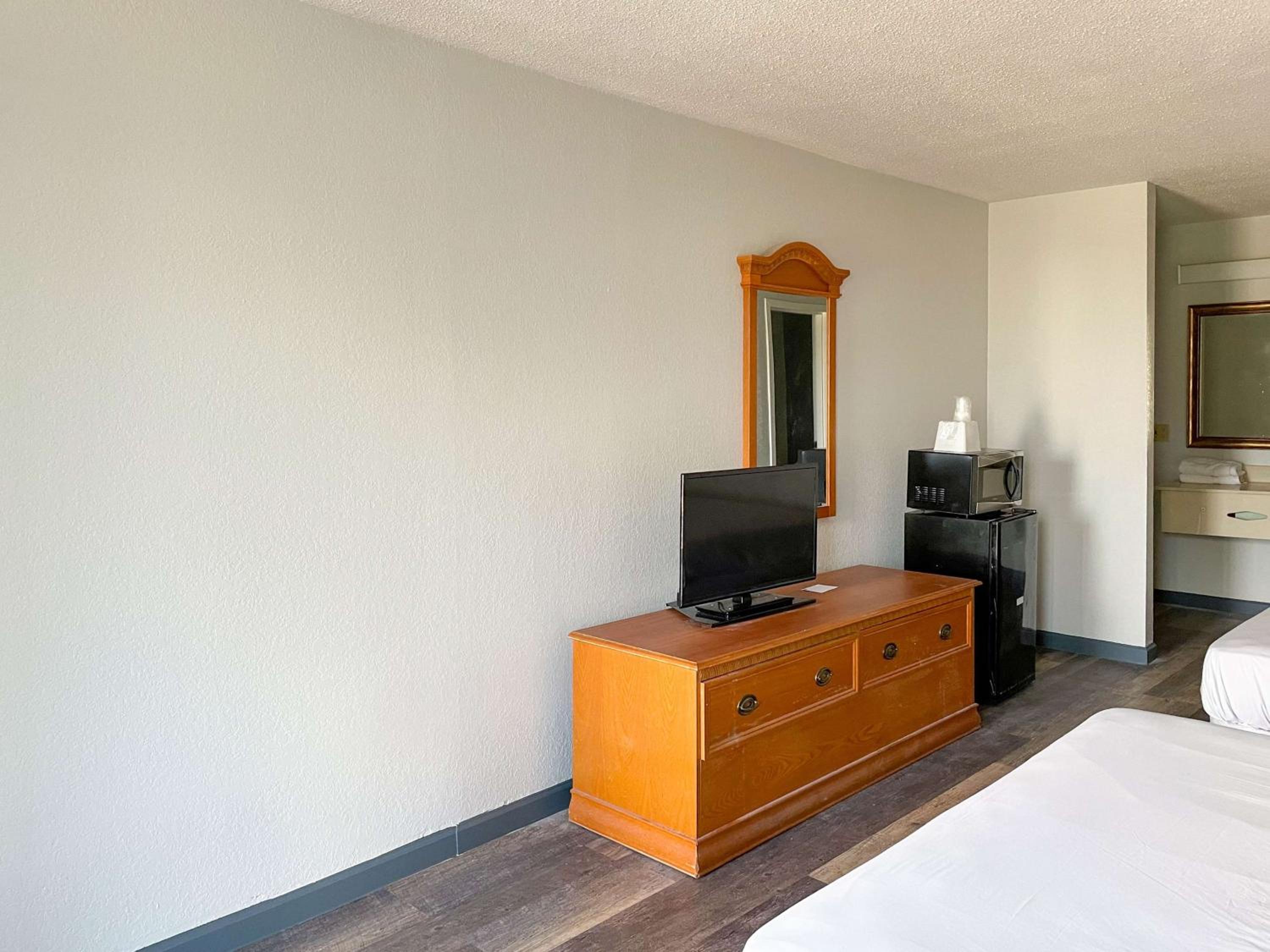 Queen Room with Two Queen Beds - Smoking - Photo 6