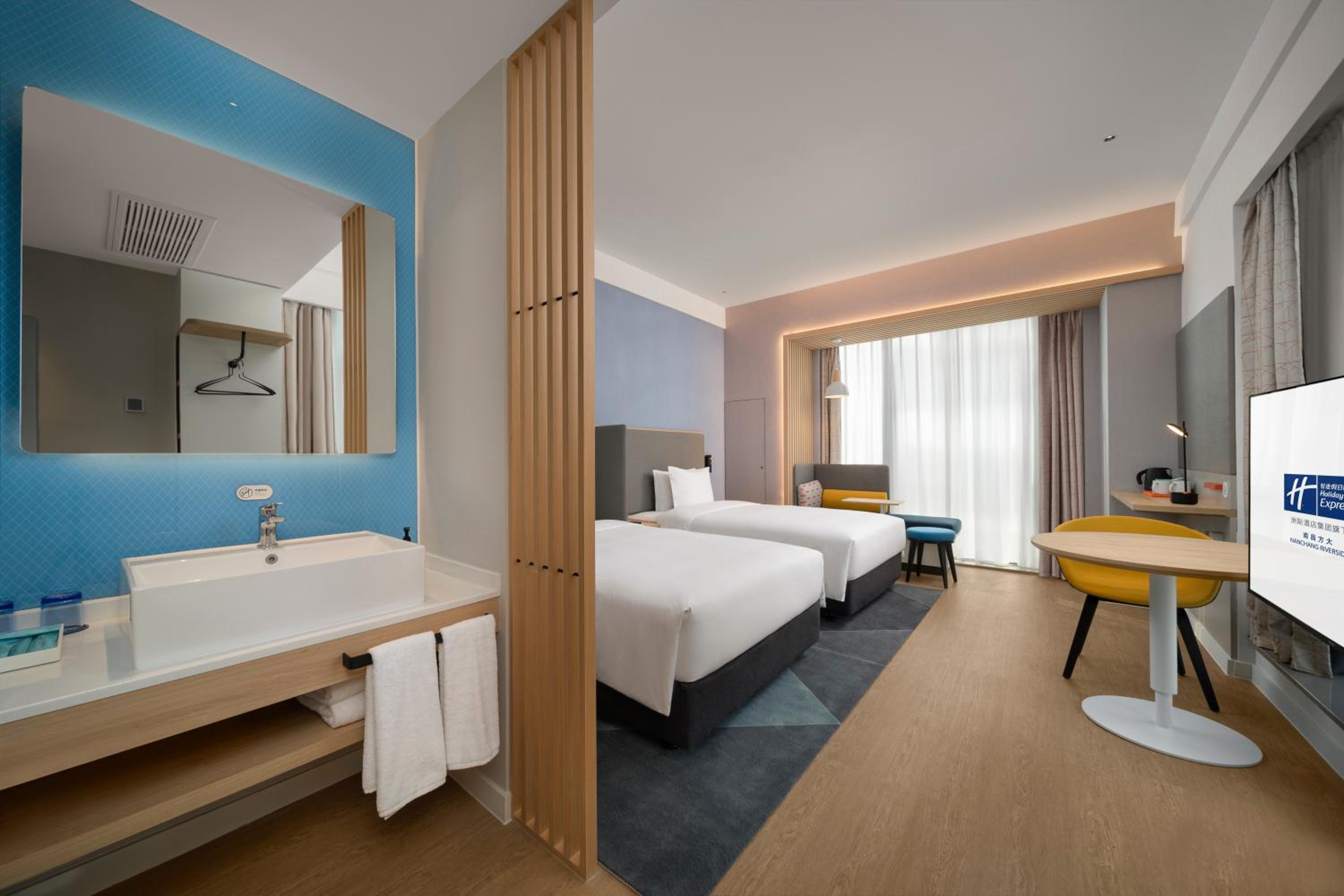 Standard Twin Room with River View - Photo 4