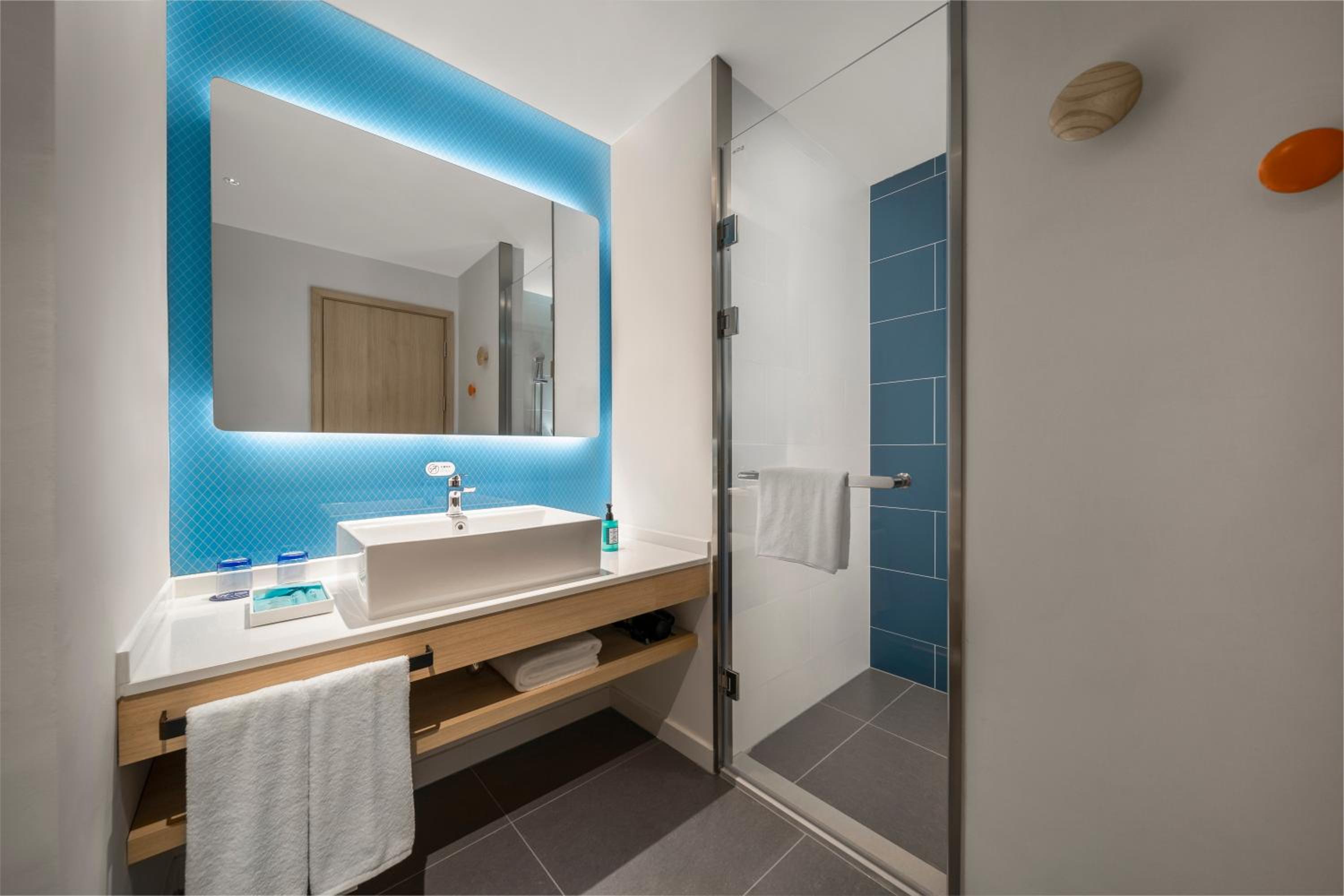 Standard Twin Room with River View - Photo 7